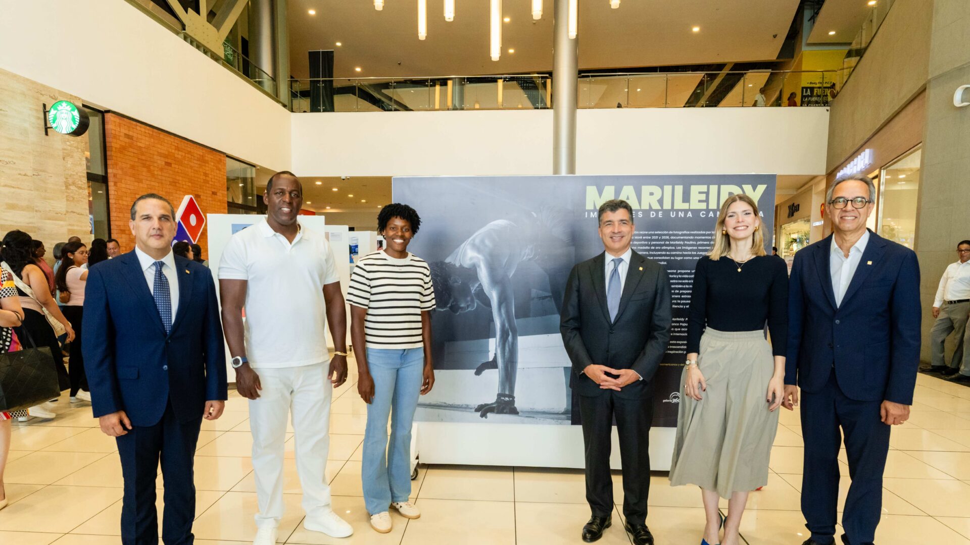 Marileidy Paulino recorre exposición fotográfica que rinde homenaje a su trayectoria