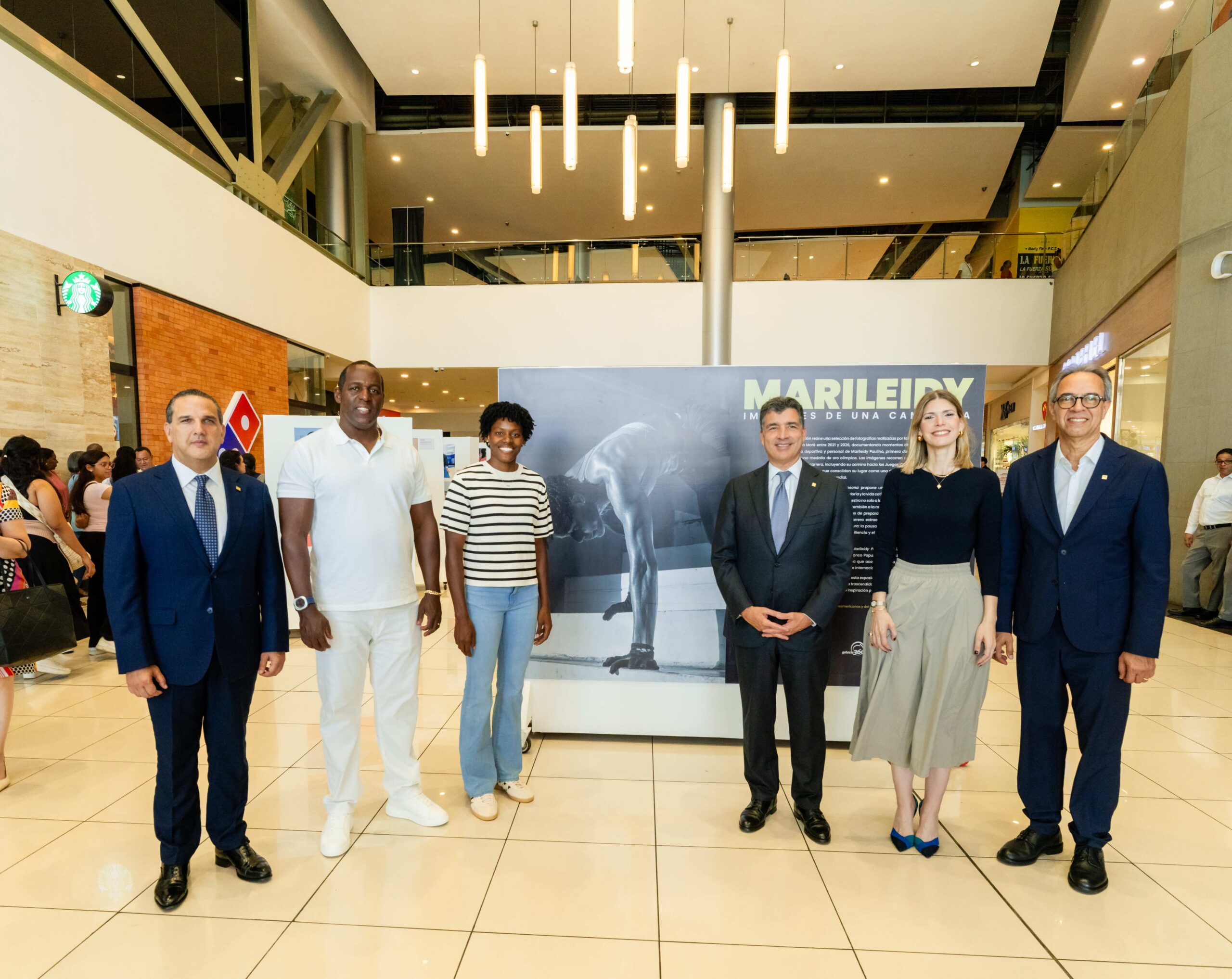 Marileidy Paulino recorre exposición fotográfica que rinde homenaje a su trayectoria  