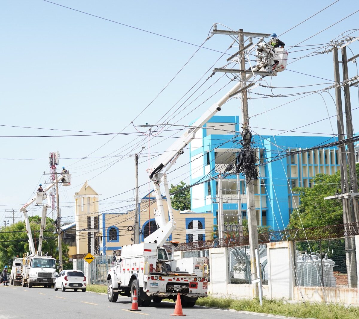 Edesur desarrolla intenso plan de construcción de circuitos y cambios de redes de distribución en su área de concesión