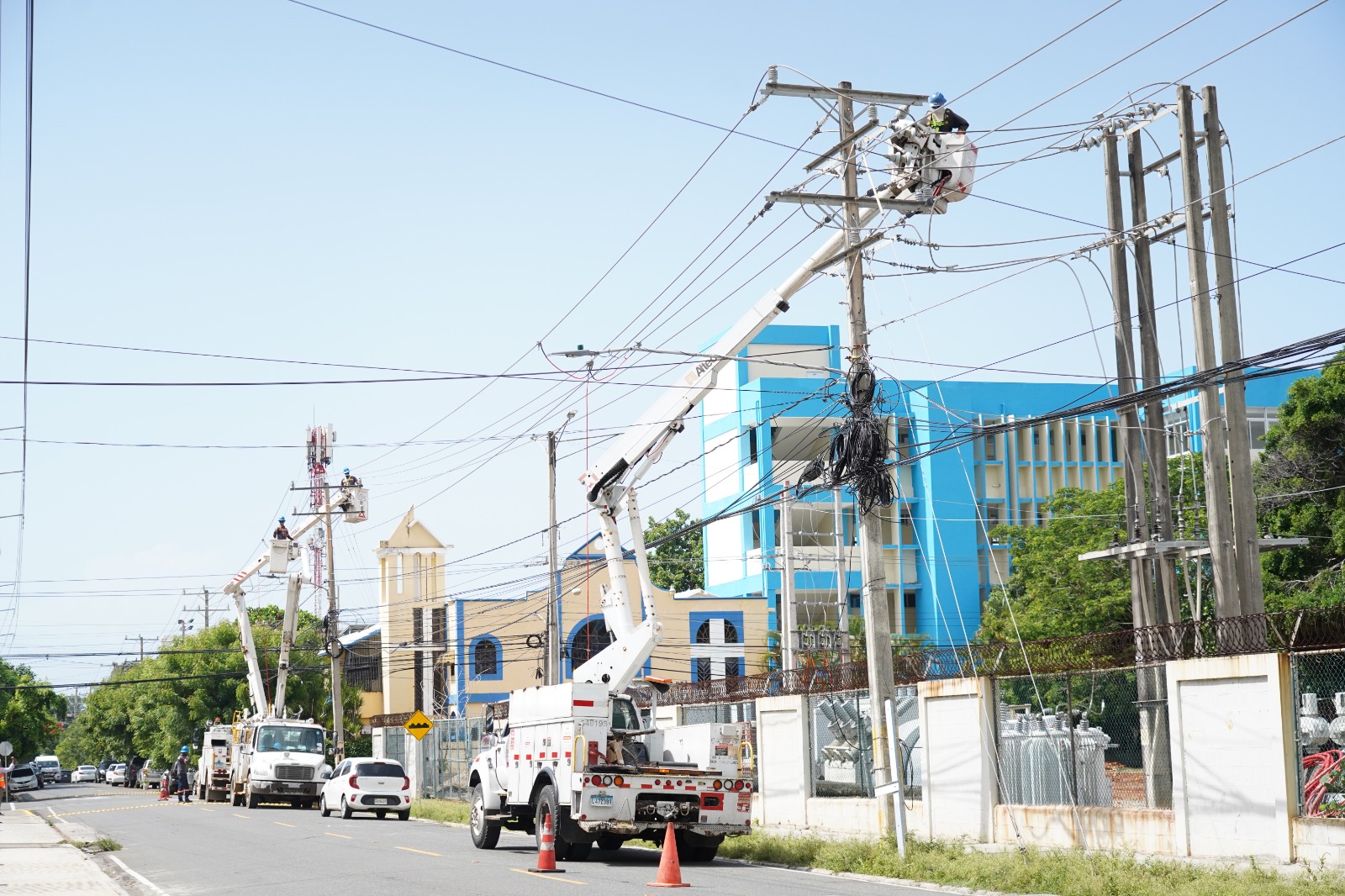 Edesur desarrolla intenso plan de construcción de circuitos y cambios de redes de distribución en su área de concesión