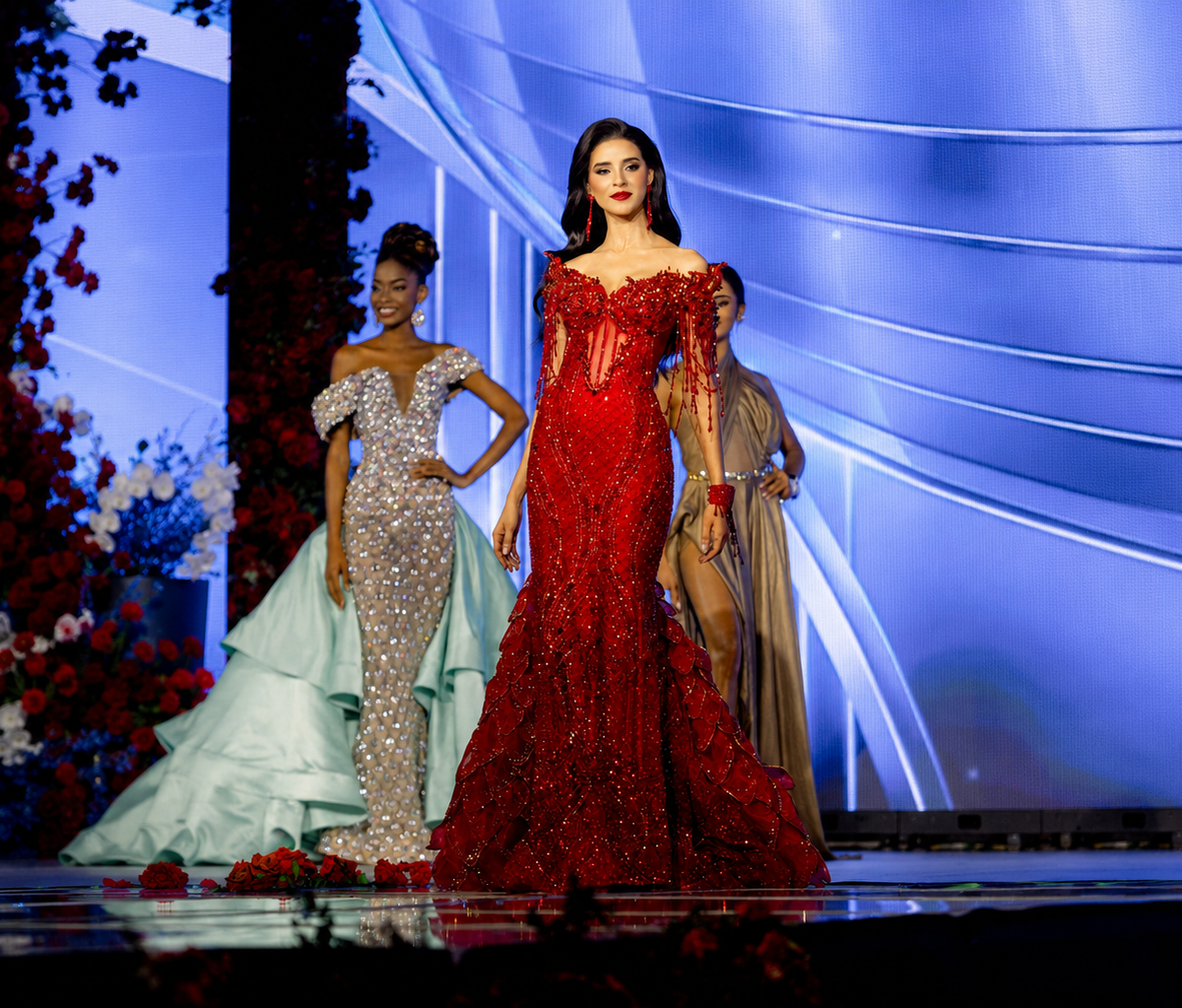 Alana Chalas Perdomo deslumbra en la preliminar del Miss RD Universo 2026 con «Llama Escarlata», una creación de Eduardo Rojas