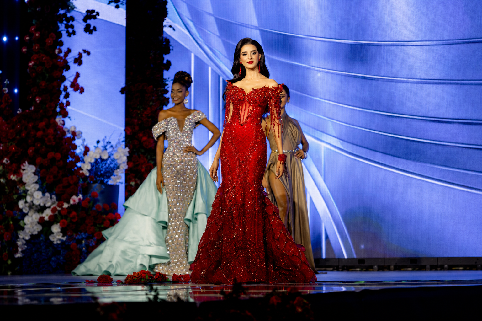 Alana Chalas Perdomo deslumbra en la preliminar del Miss RD Universo 2026 con «Llama Escarlata», una creación de Eduardo Rojas