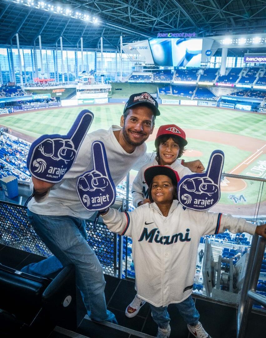 Arajet sorprende a padre dominicano con un viaje junto a su familia al Marlins Park de Miami