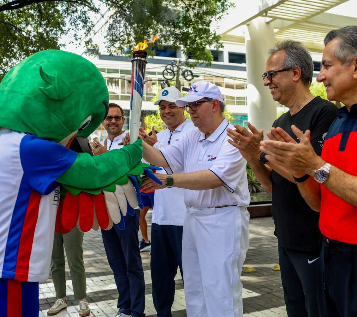 Directivos de Creso reciben la Antorcha de los Juegos Centroamericanos y del Caribe Santo Domingo 2026