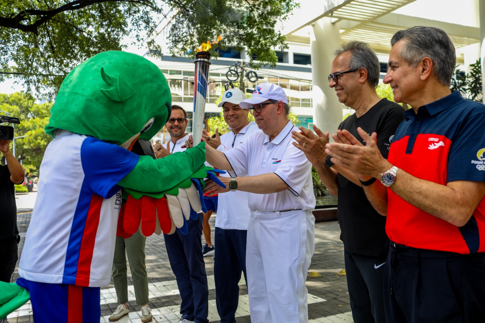 Directivos de Creso reciben la Antorcha de los Juegos Centroamericanos y del Caribe Santo Domingo 2026