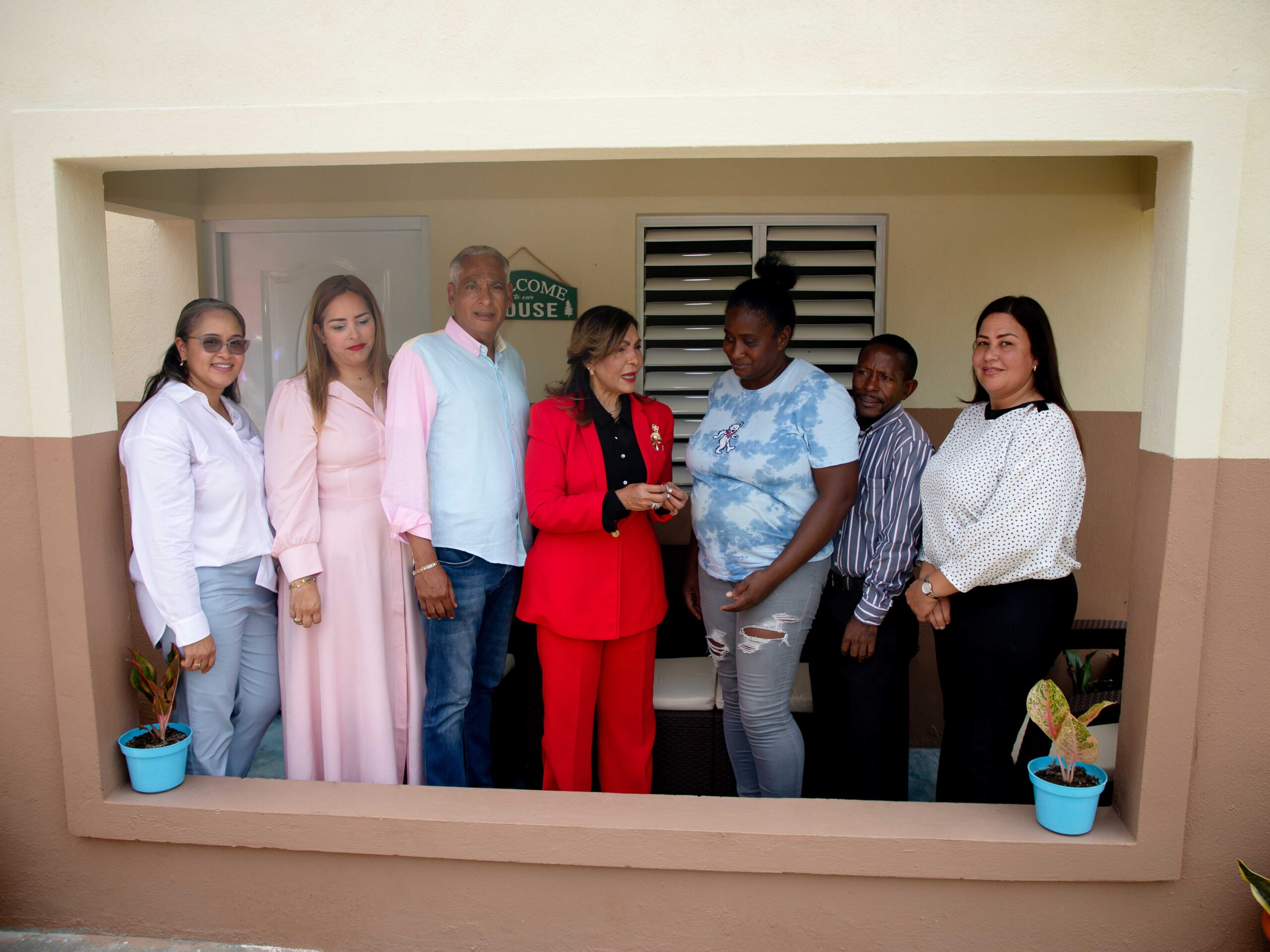 Gobierno entrega vivienda totalmente equipada a familia afectada por incendio en El Higüero