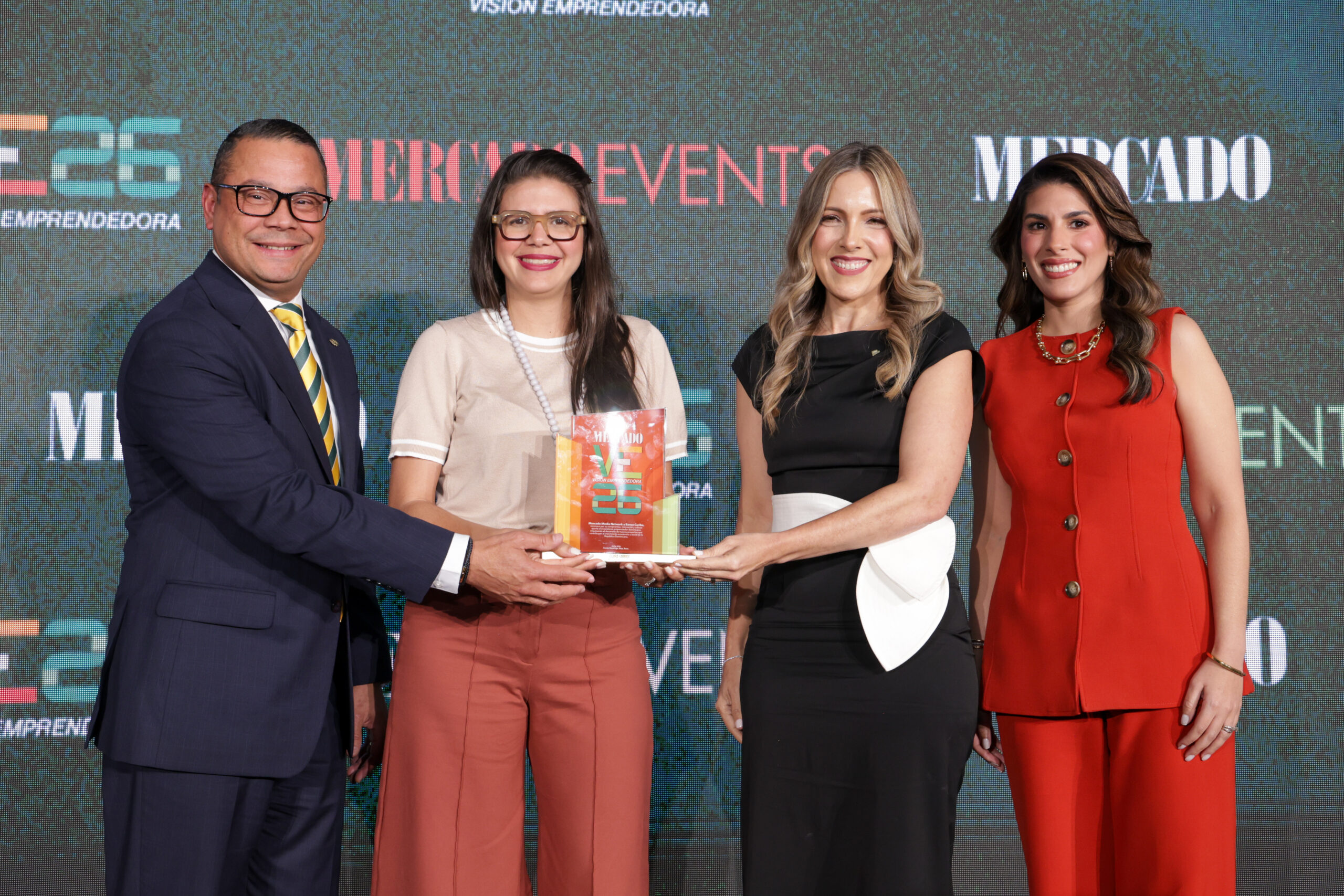 Banco Caribe reconoce a Elvira Garrido por su liderazgo emprendedor en Visión Emprendedora 2026
