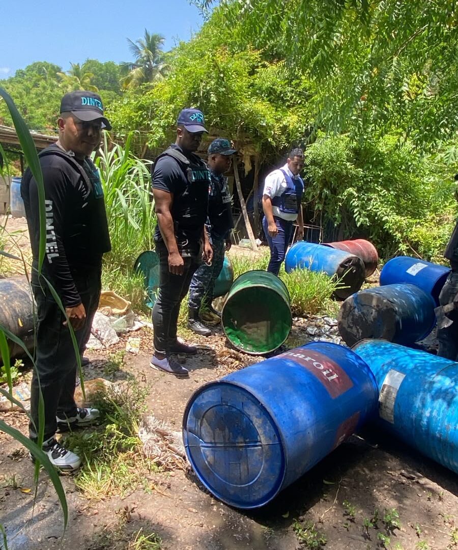 Interior y Policía y el CECCOM desmantelan en Azua fábrica clandestina con más de 25 mil litros de alcohol adulterado