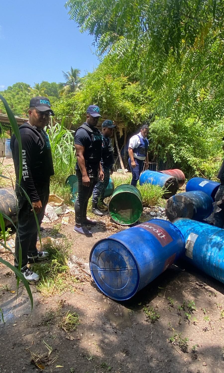 Interior y Policía y el CECCOM desmantelan en Azua fábrica clandestina con más de 25 mil litros de alcohol adulterado