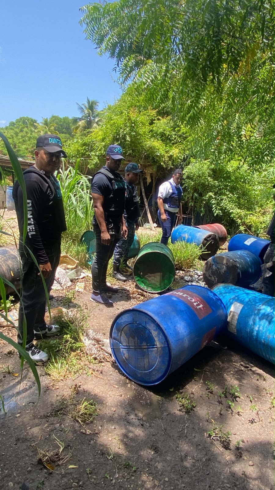Interior y Policía y el CECCOM desmantelan en Azua fábrica clandestina con más de 25 mil litros de alcohol adulterado