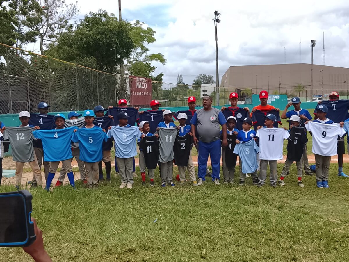 ​Academia Deportiva Luisito Mercedes entrega uniformes para el Torneo Interno No. 25 en opción a la Copa DASAC