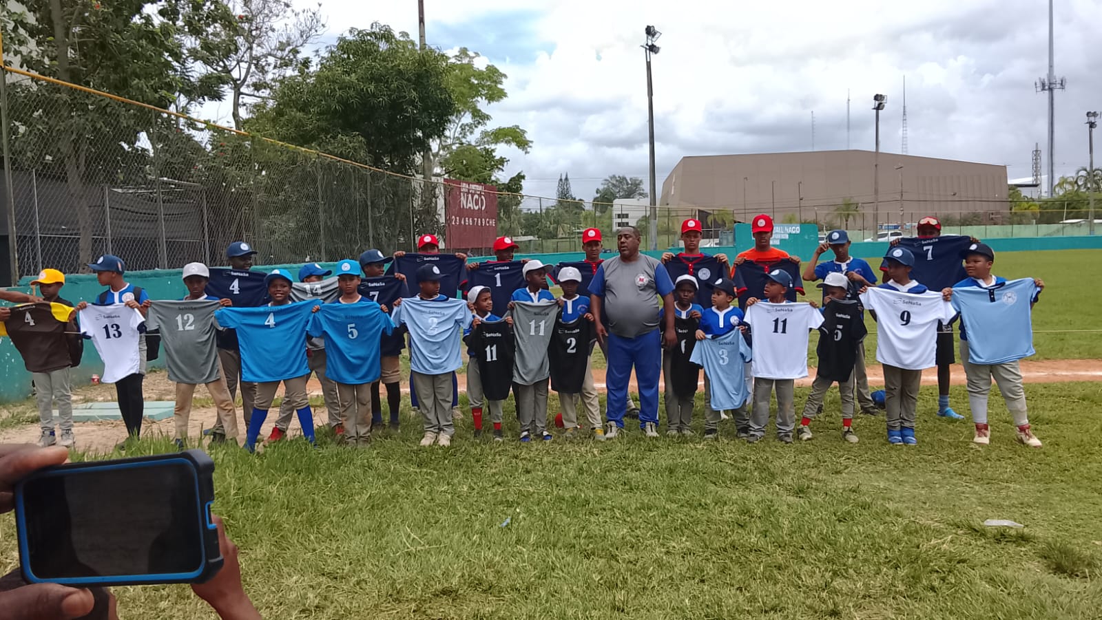 ​Academia Deportiva Luisito Mercedes entrega uniformes para el Torneo Interno No. 25 en opción a la Copa DASAC