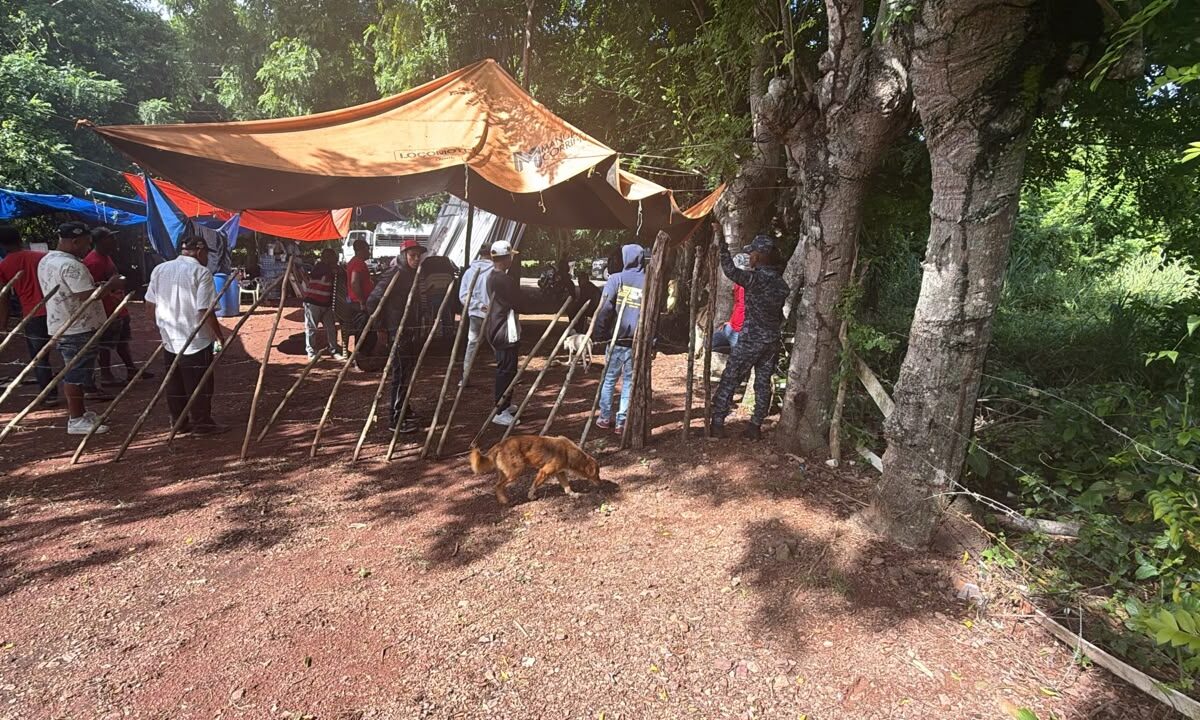 Agentes policiales impiden acceso a propietarios de terrenos donde se proyecta construir planta recicladora en Los Aguacates, La Cuaba