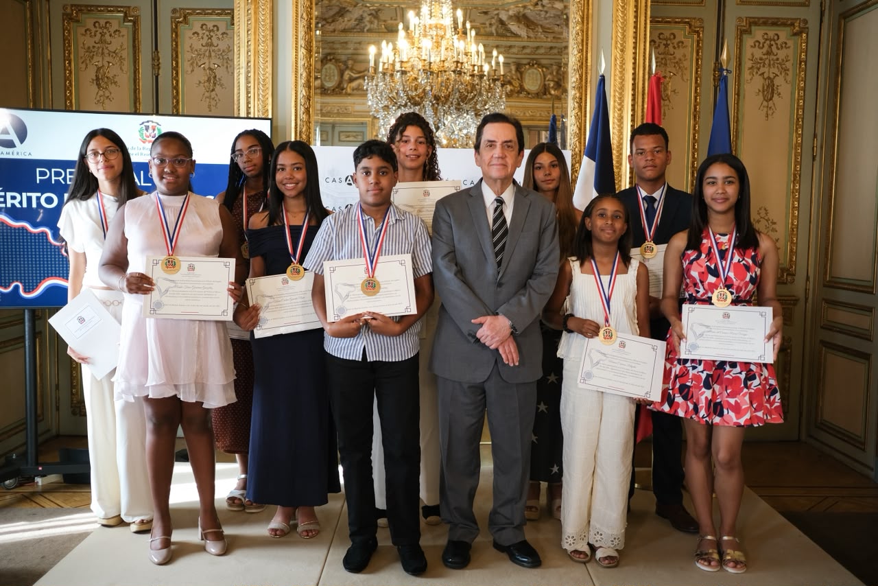 La Embajada dominicana en España reconoce a estudiantes destacados con el XVI Premio al Mérito Escolar 2026