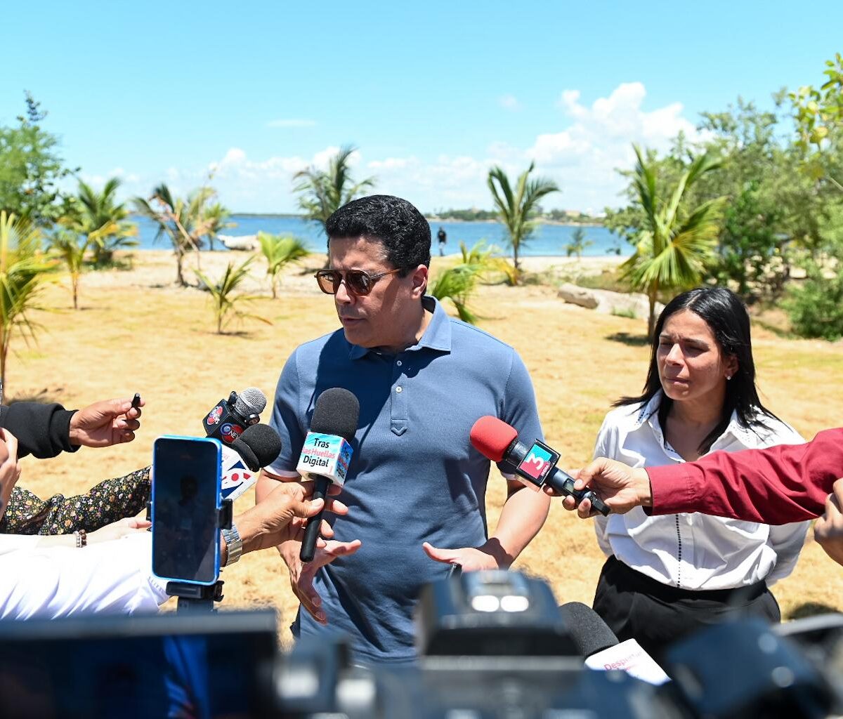 David Collado supervisa trabajos finales de la playa El Faro y anuncia su inauguración este viernes