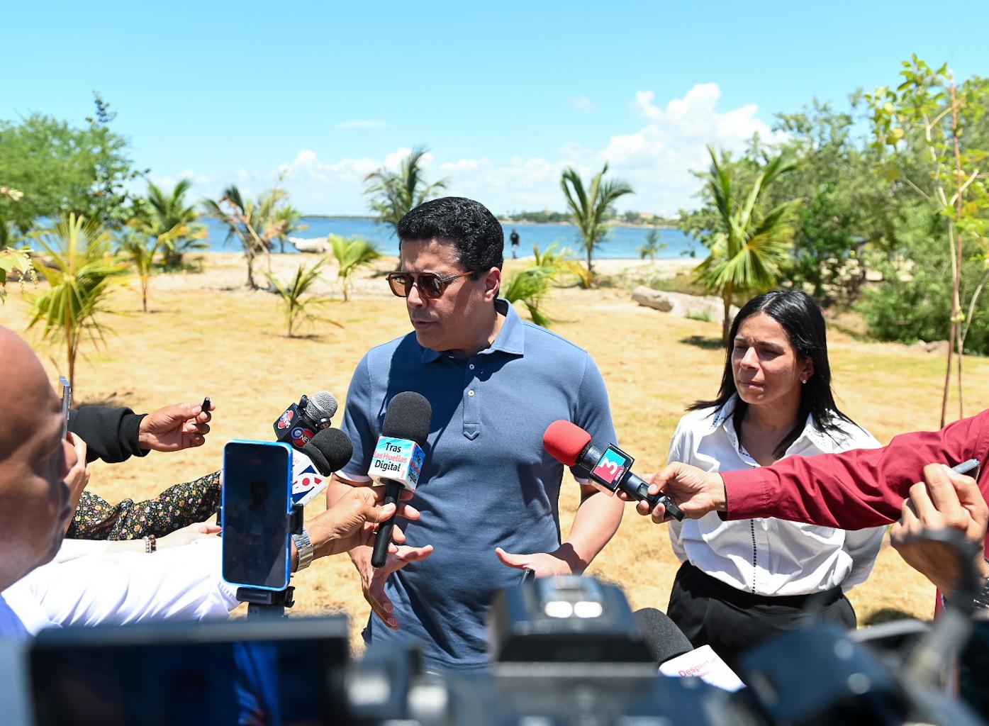 David Collado supervisa trabajos finales de la playa El Faro y anuncia su inauguración este viernes