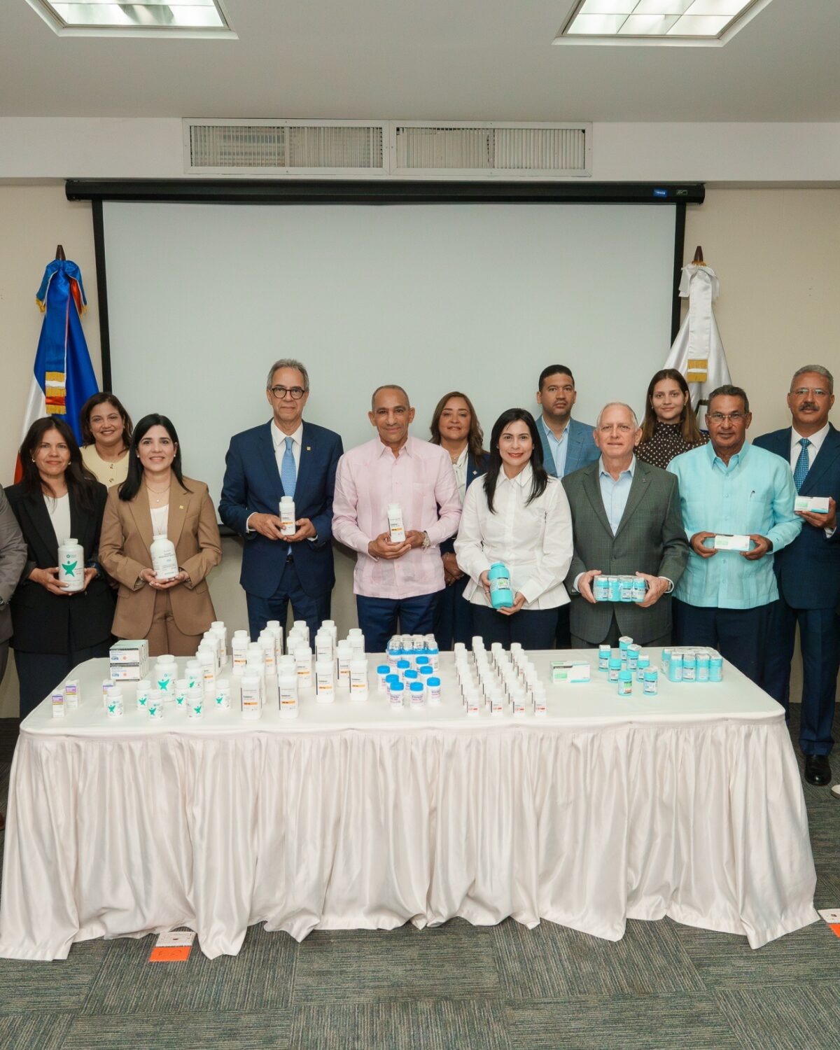 Sanar una Nación entrega tratamientos médicos a la DNCD para fortalecer la salud y bienestar de sus miembros