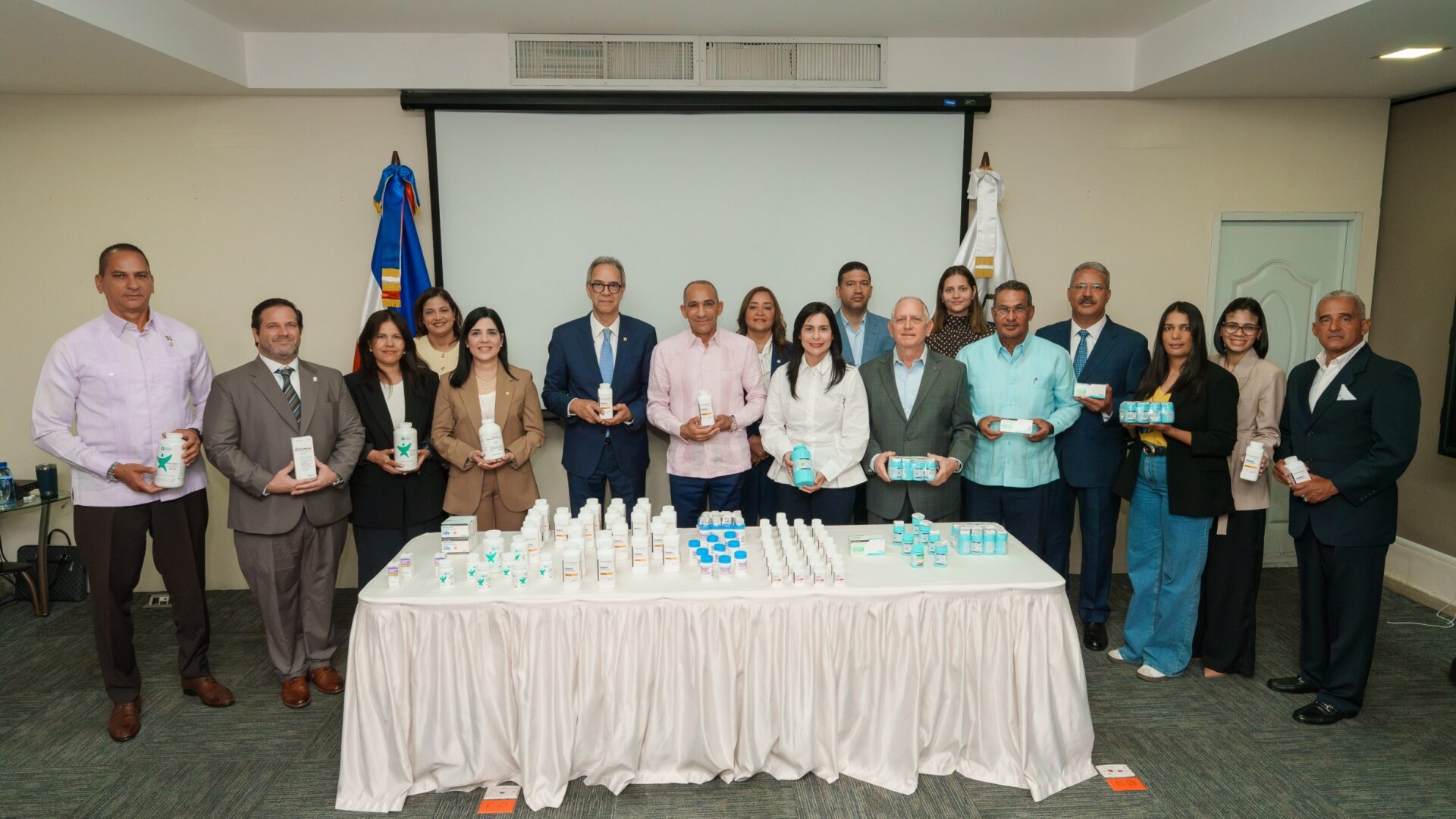 Sanar una Nación entrega tratamientos médicos a la DNCD para fortalecer la salud y bienestar de sus miembros