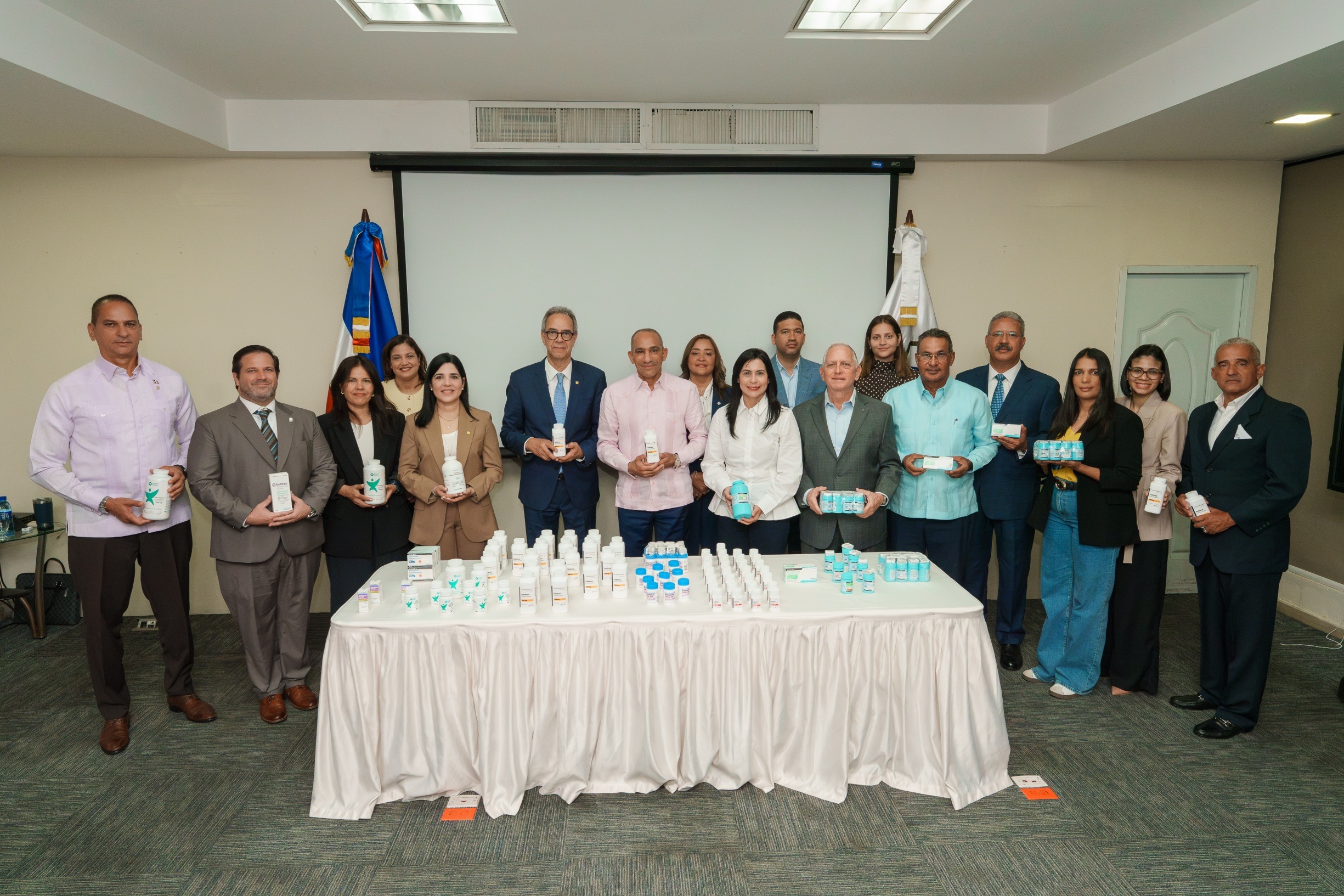 Sanar una Nación entrega tratamientos médicos a la DNCD para fortalecer la salud y bienestar de sus miembros