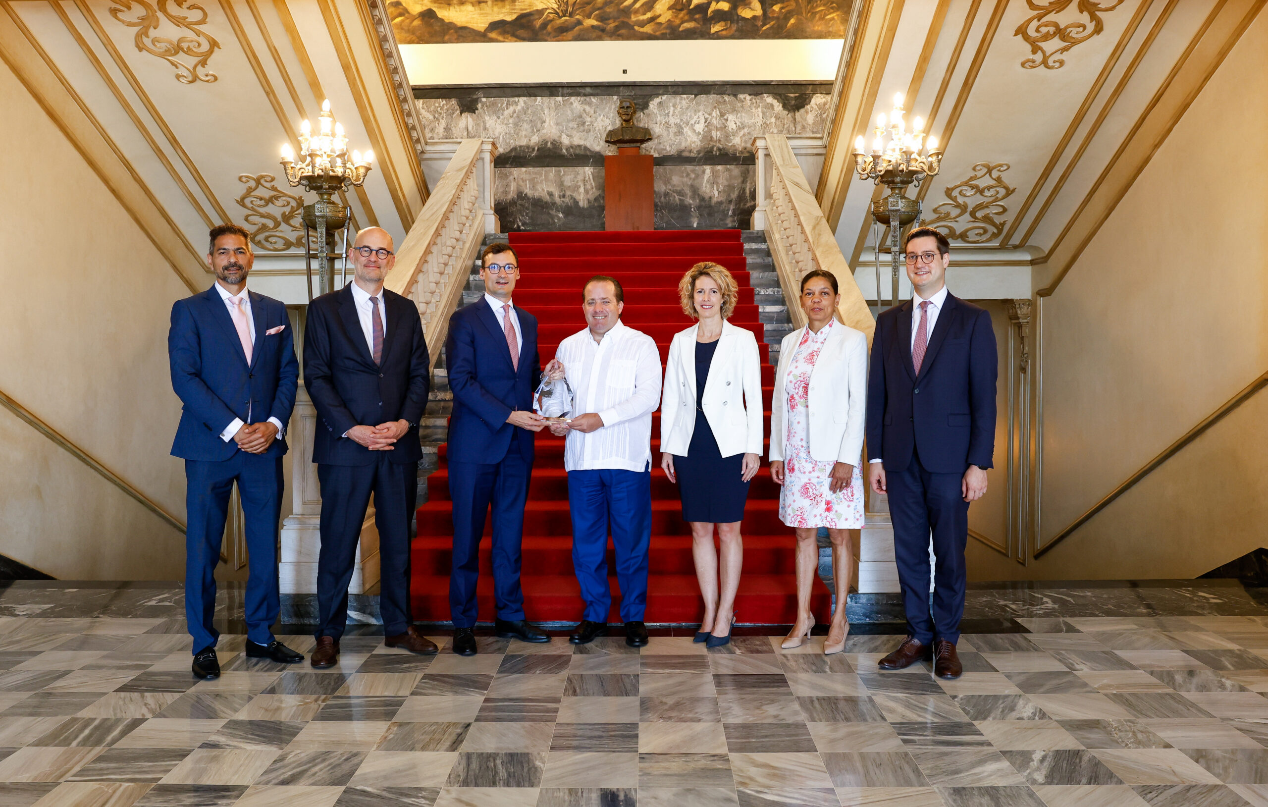 VINCI Airports reafirma su compromiso con República Dominicana al presentar al Gobierno el premio ASQ otorgado al Aeropuerto de Puerto Plata