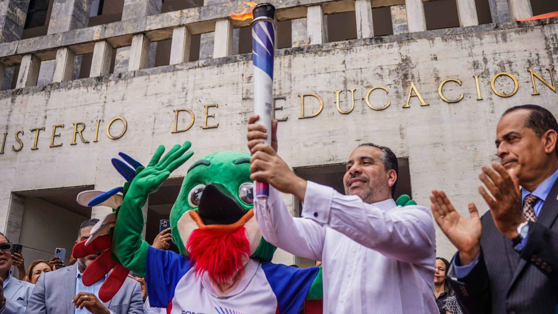 INEFI y MINERD reciben con fervor la antorcha de los XXV Juegos Deportivos Centroamericanos y del Caribe Santo Domingo 2026