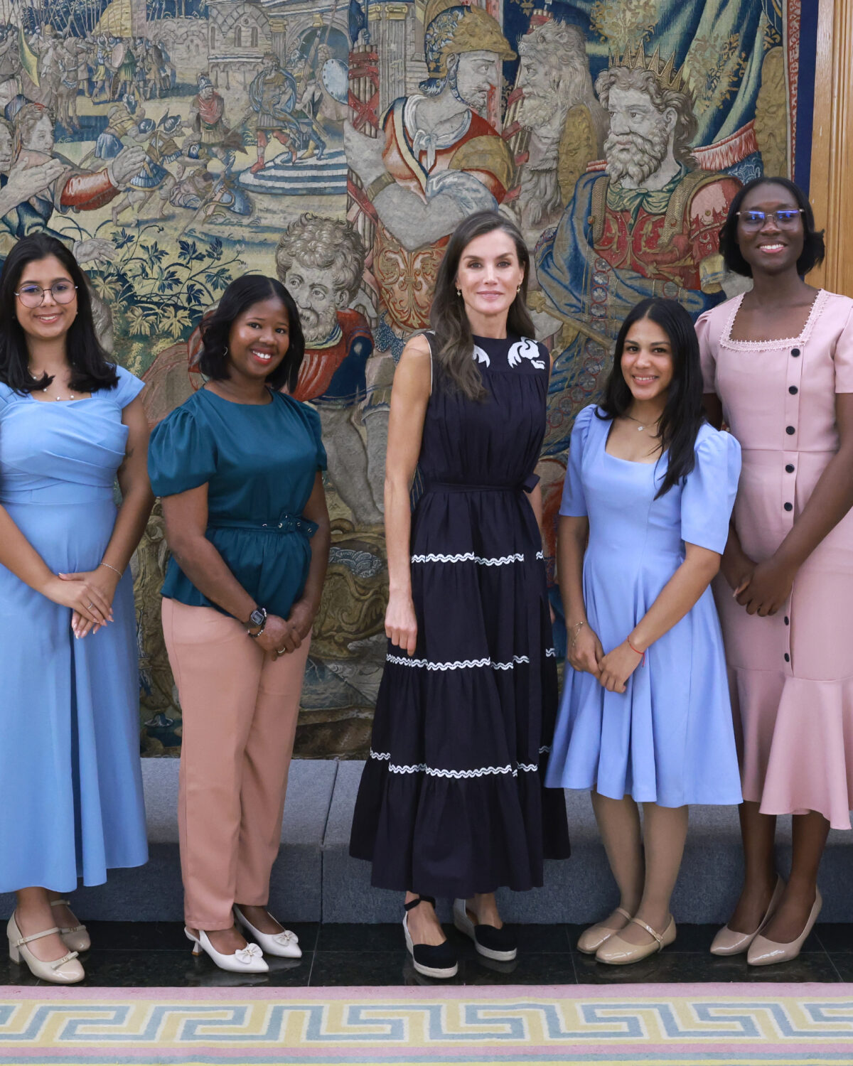 La Reina Letizia recibe a las primeras becarias universitarias de Banco ADOPEM en España