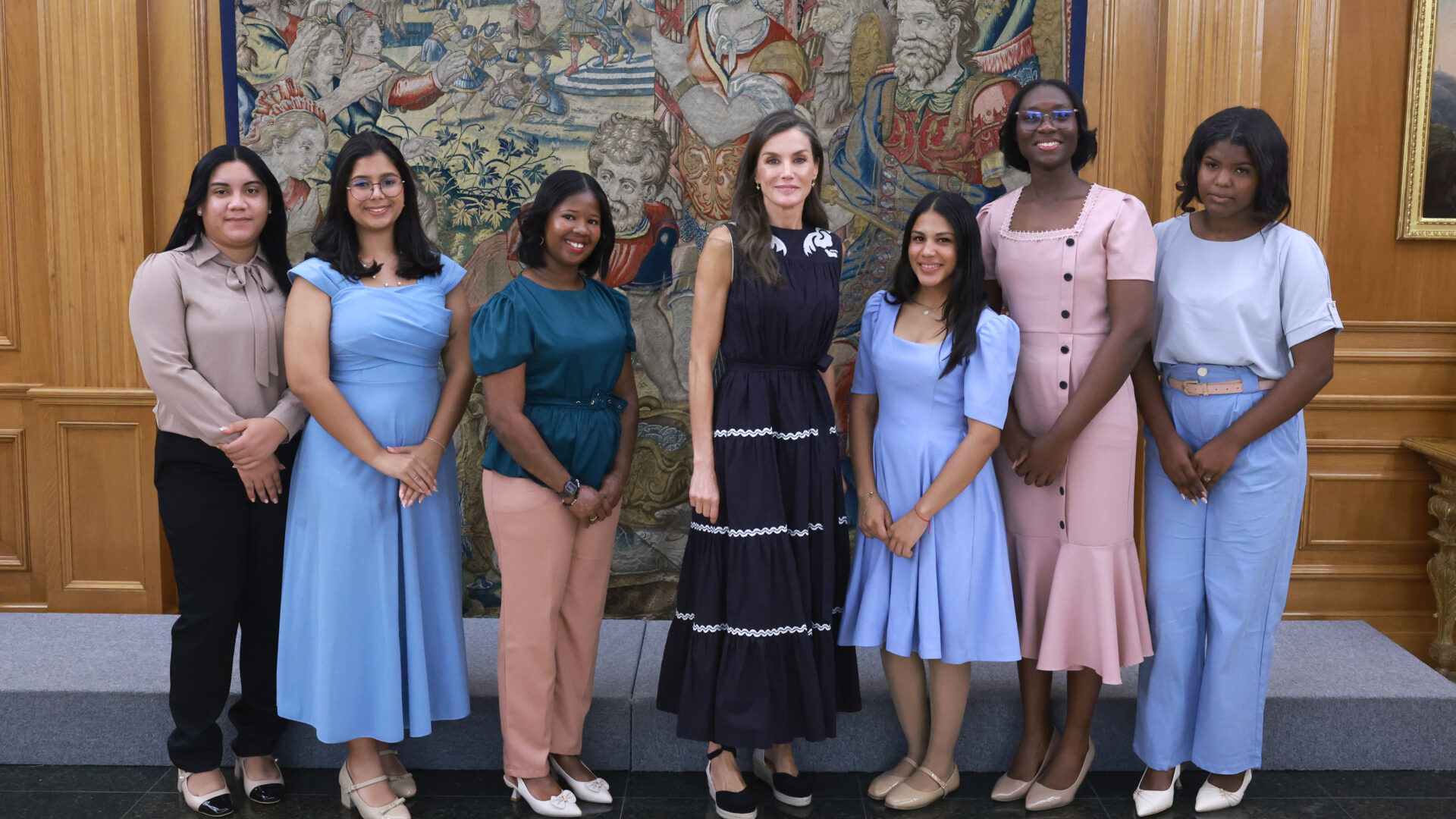La Reina Letizia recibe a las primeras becarias universitarias de Banco ADOPEM en España