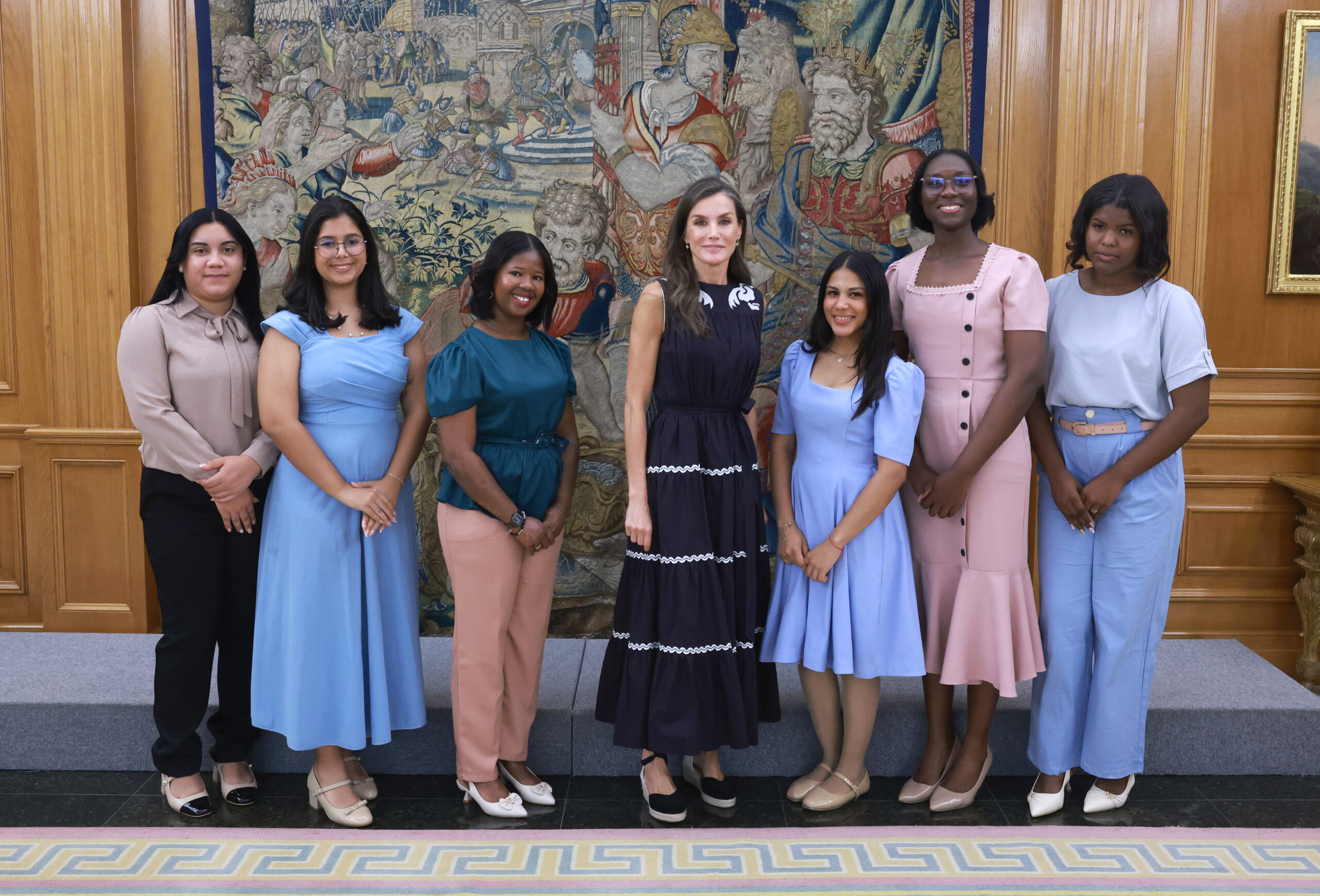 La Reina Letizia recibe a las primeras becarias universitarias de Banco ADOPEM en España