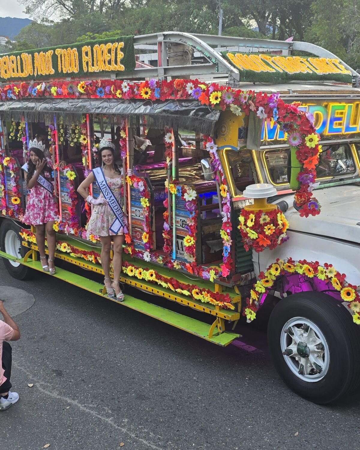 Medellín se viste de flores y tradición con el colorido Desfile de las Chivas