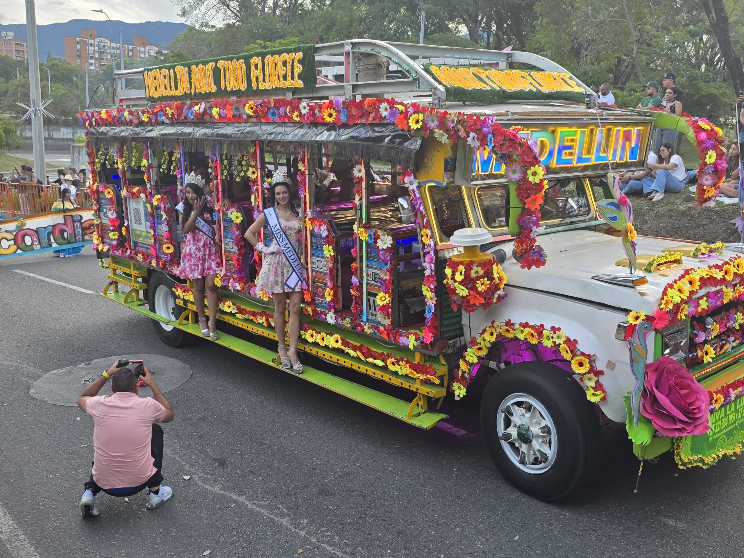 Medellín se viste de flores y tradición con el colorido Desfile de las Chivas