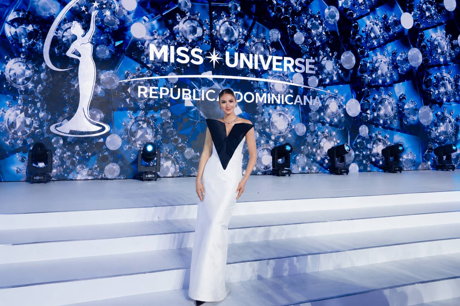 Kimberly Castillo celebra el legado del Miss República Dominicana en la gala por su 70 aniversario