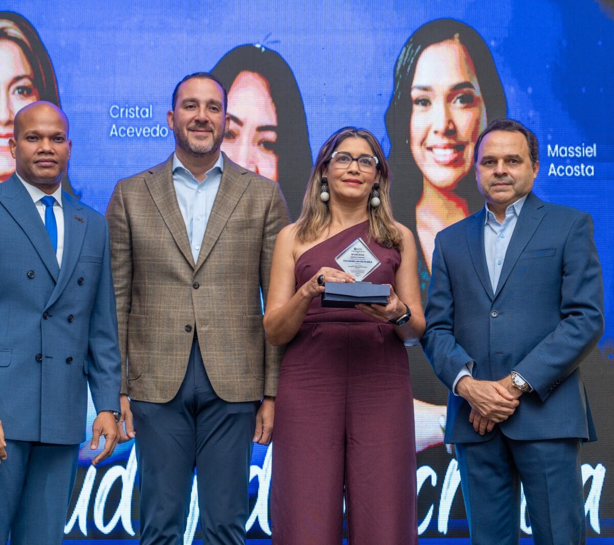 Dayanara Reyes Pujols recibe Mención de Honor en los Premios Periodismo de Juventud 2026