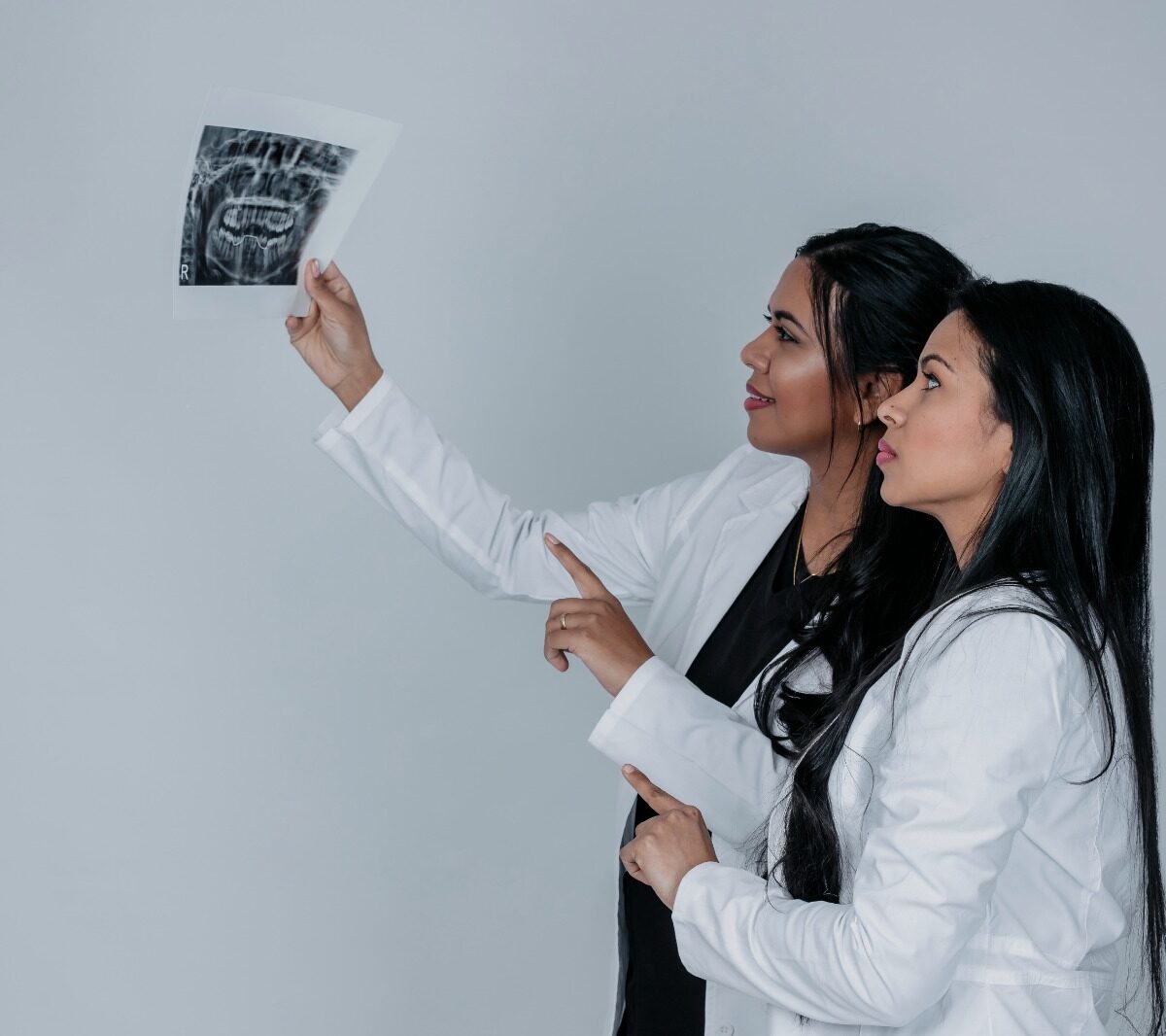 Dra. Karina García lanza Healthy Smile Foundation para devolver sonrisas y dignidad a los adultos mayores