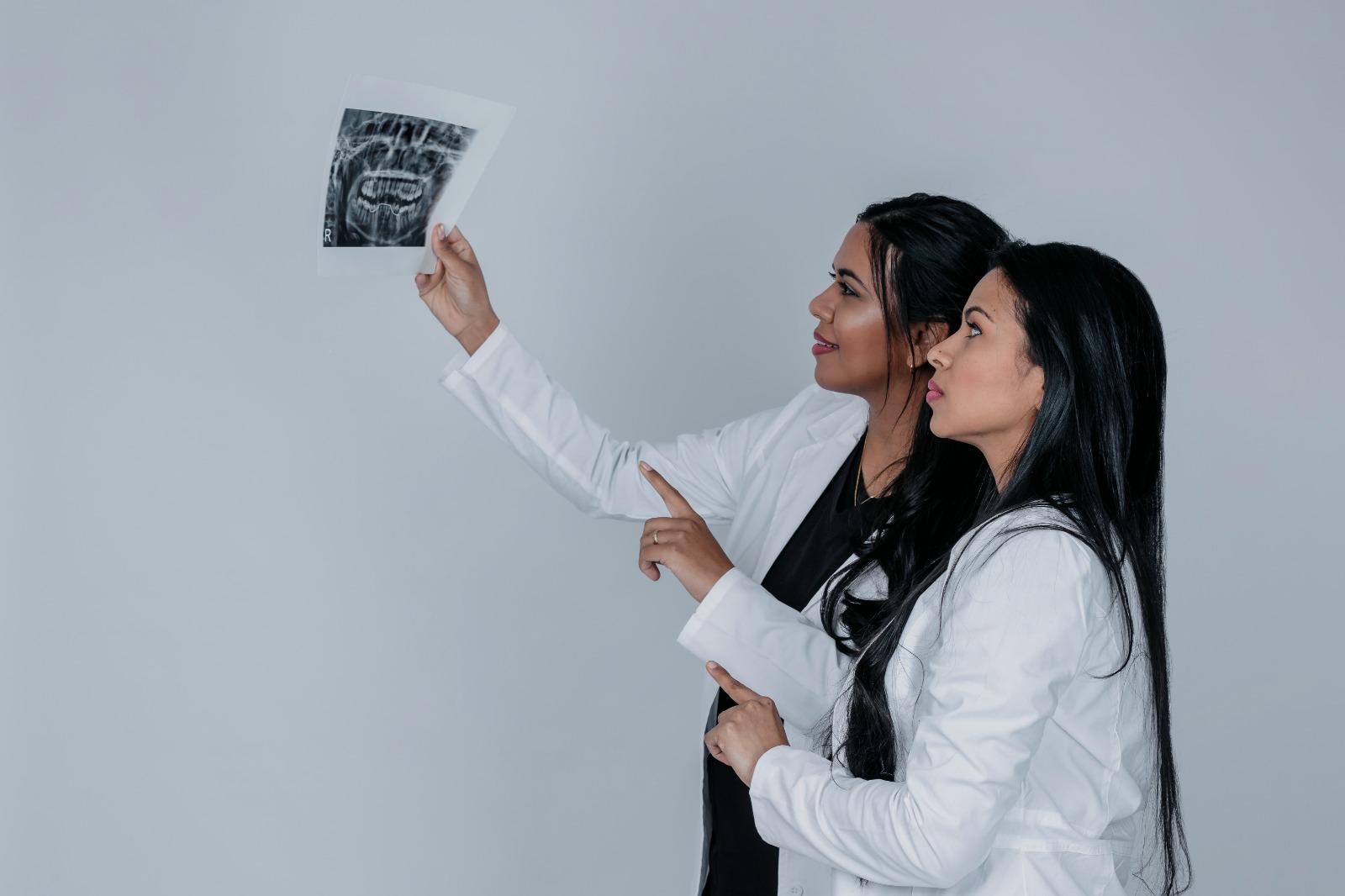 Dra. Karina García lanza Healthy Smile Foundation para devolver sonrisas y dignidad a los adultos mayores