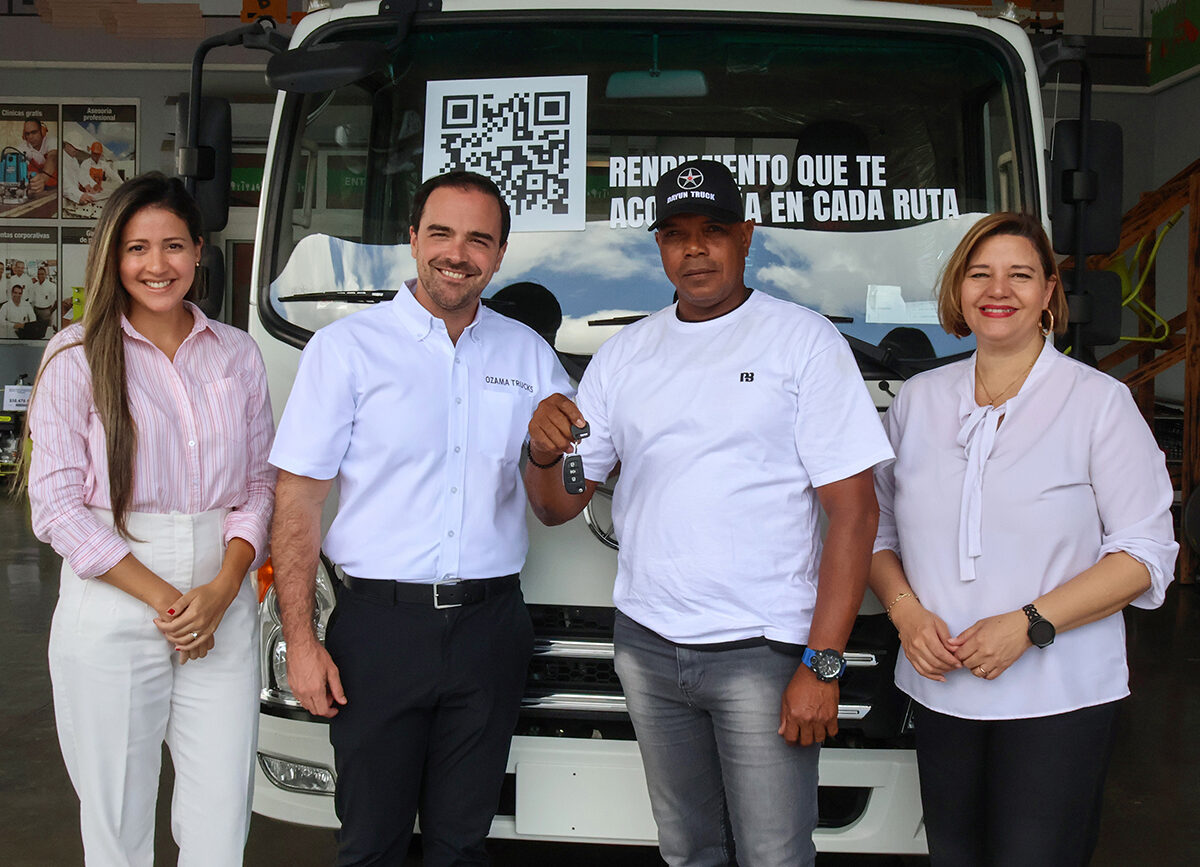 Bellón entrega camión Dayun a ganador de la promoción “Móntate con Dyllu”
