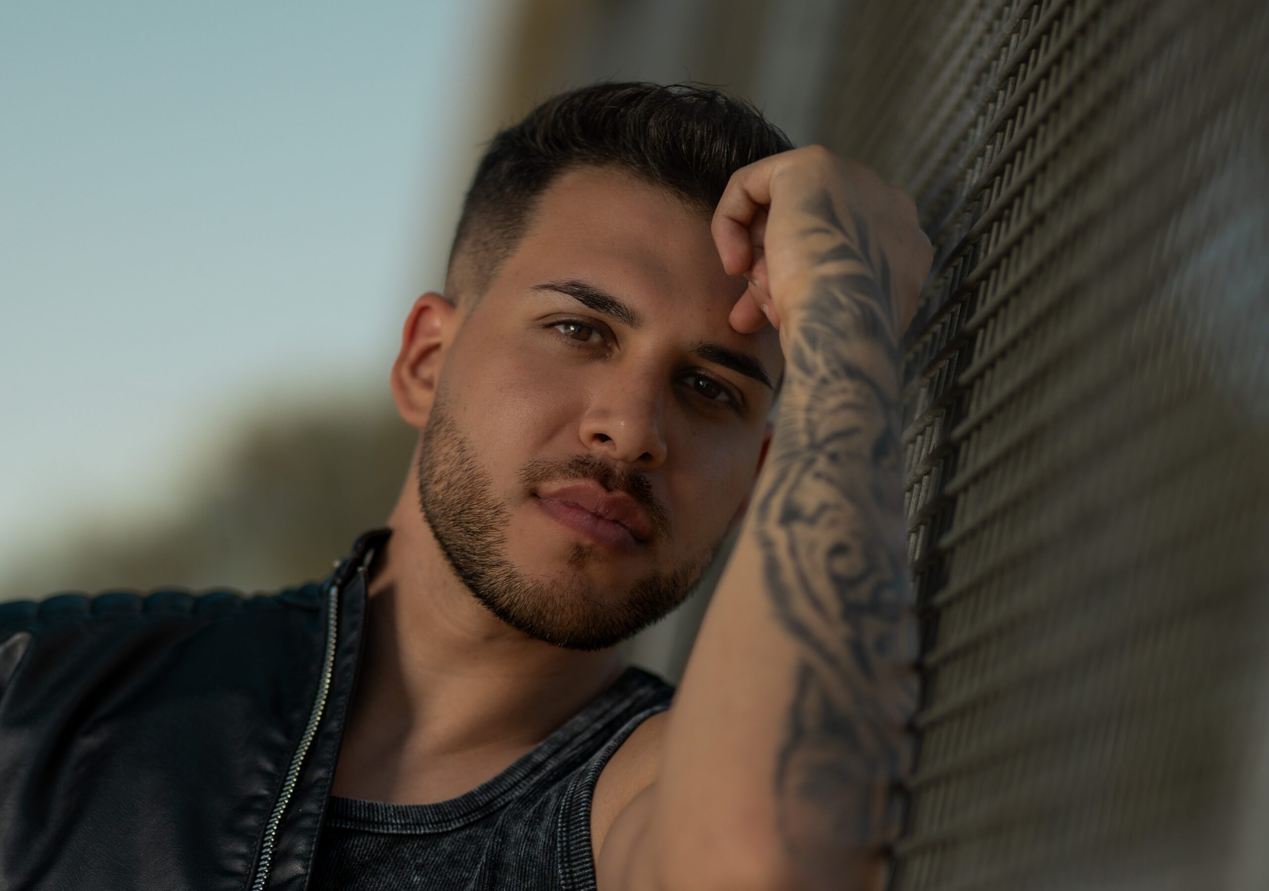 Tony Lozano apuesta por la esencia dominicana de la bachata con “Miradita Asesina”