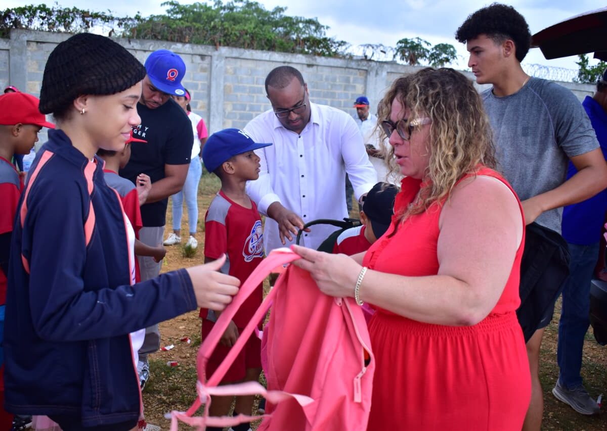 The Empower All Stars Foundation entrega más de 700 mochilas a niños de Villa Altagracia, Jima Arriba y Ciudad Juan Bosch