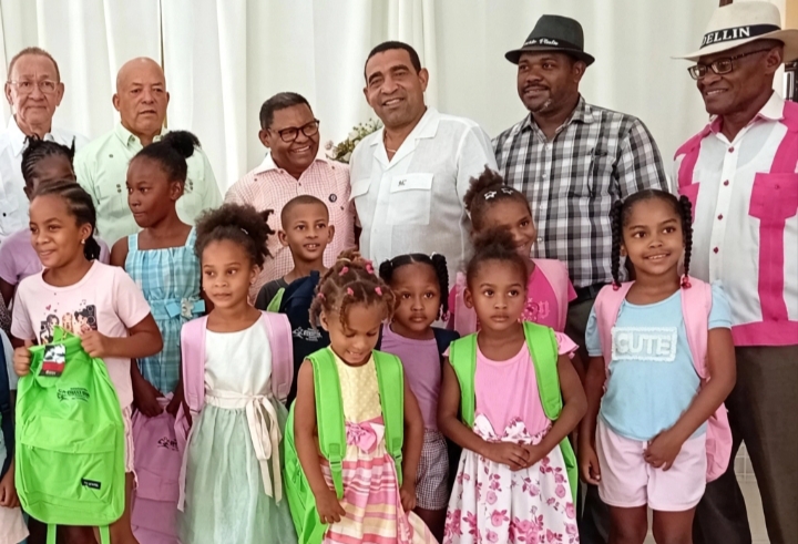 Arsenio Quevedo lleva apoyo educativo a miles de estudiantes de Elías Piña