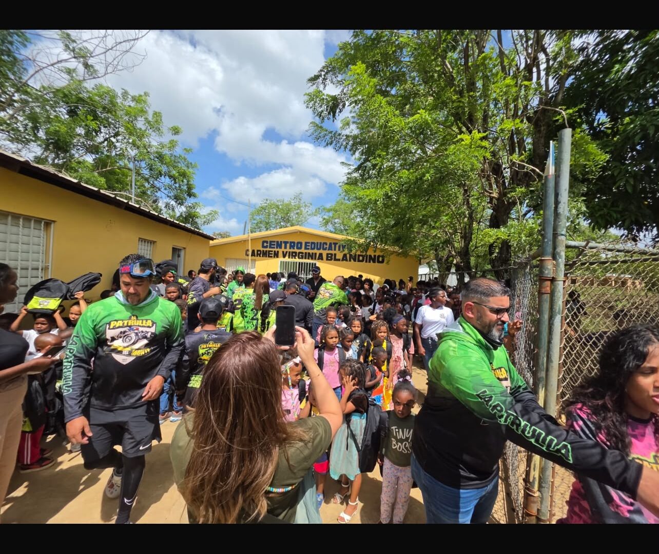 Patrulla del Monte entrega más de 1,500 mochilas y útiles escolares