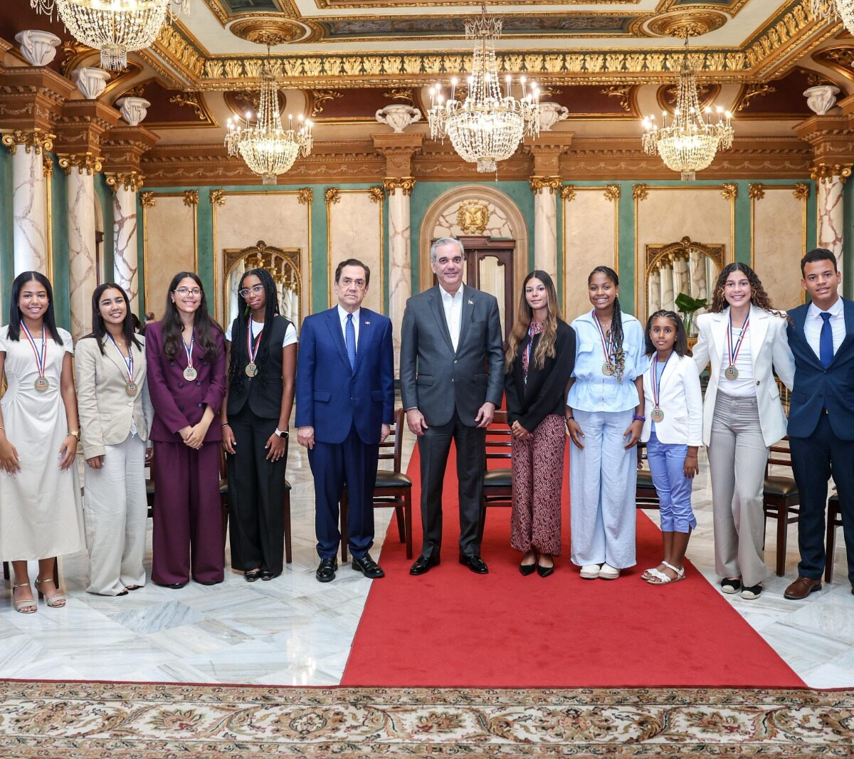 Presidente Abinader recibe a los estudiantes dominicanos residentes en España galardonados con el Premio al Mérito Escolar 2026