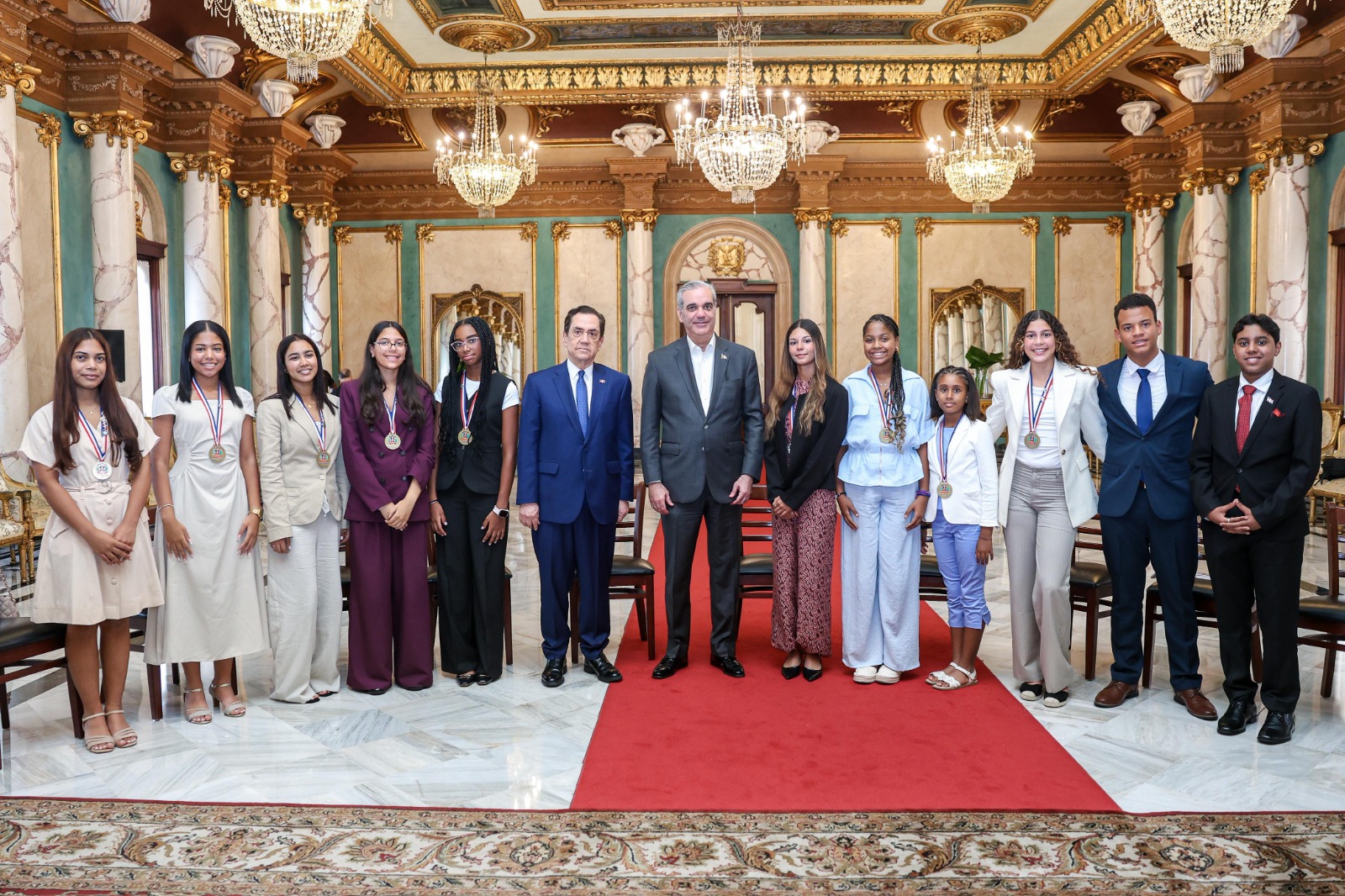 Presidente Abinader recibe a los estudiantes dominicanos residentes en España galardonados con el Premio al Mérito Escolar 2026