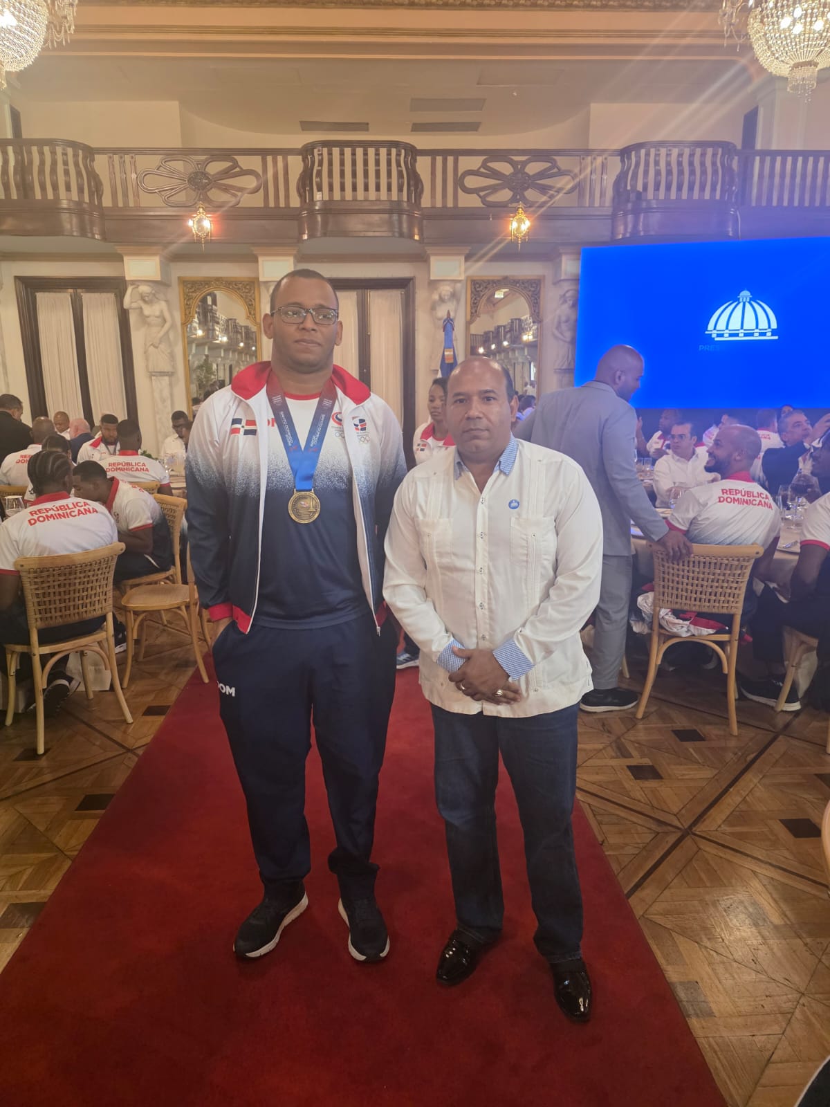 Josué Araujo conquista la Feria de las Flores en Medellín, Colombia y brilla también en el Blitz Internacional