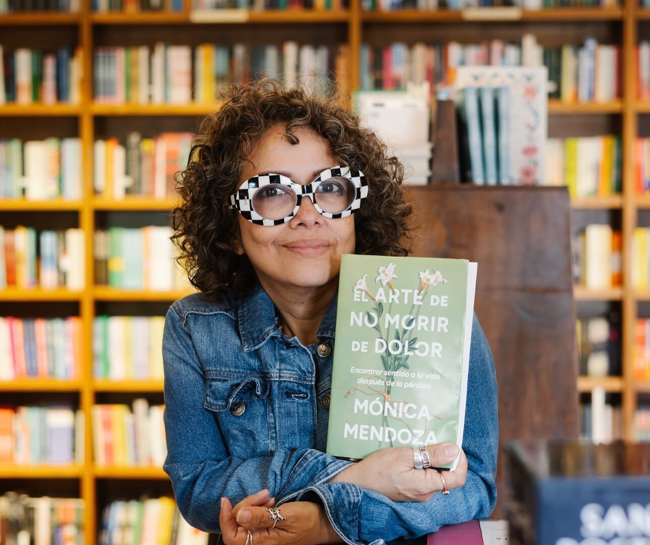 Mónica Mendoza presenta en República Dominicana su libro “El arte de no morir de dolor”