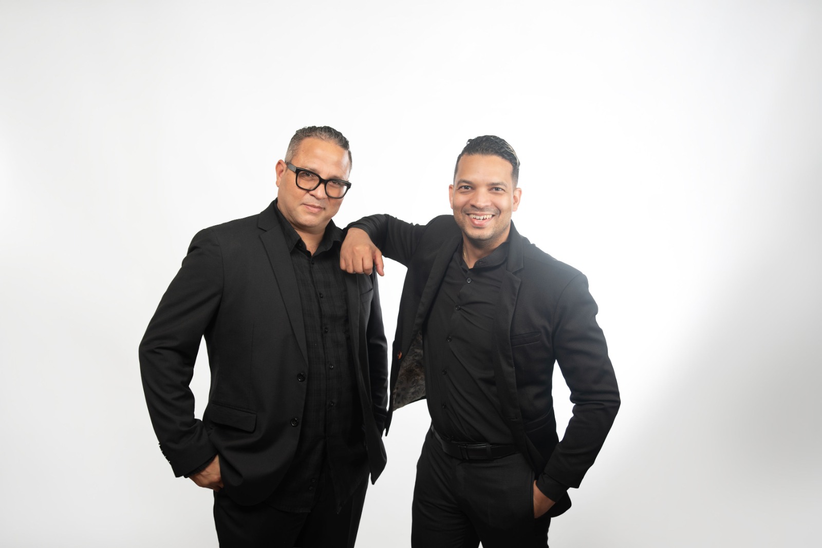«Ni Locas, Ni Cuerdos» llega a la Sala Ravelo con humor, transformaciones y un elenco multifacético