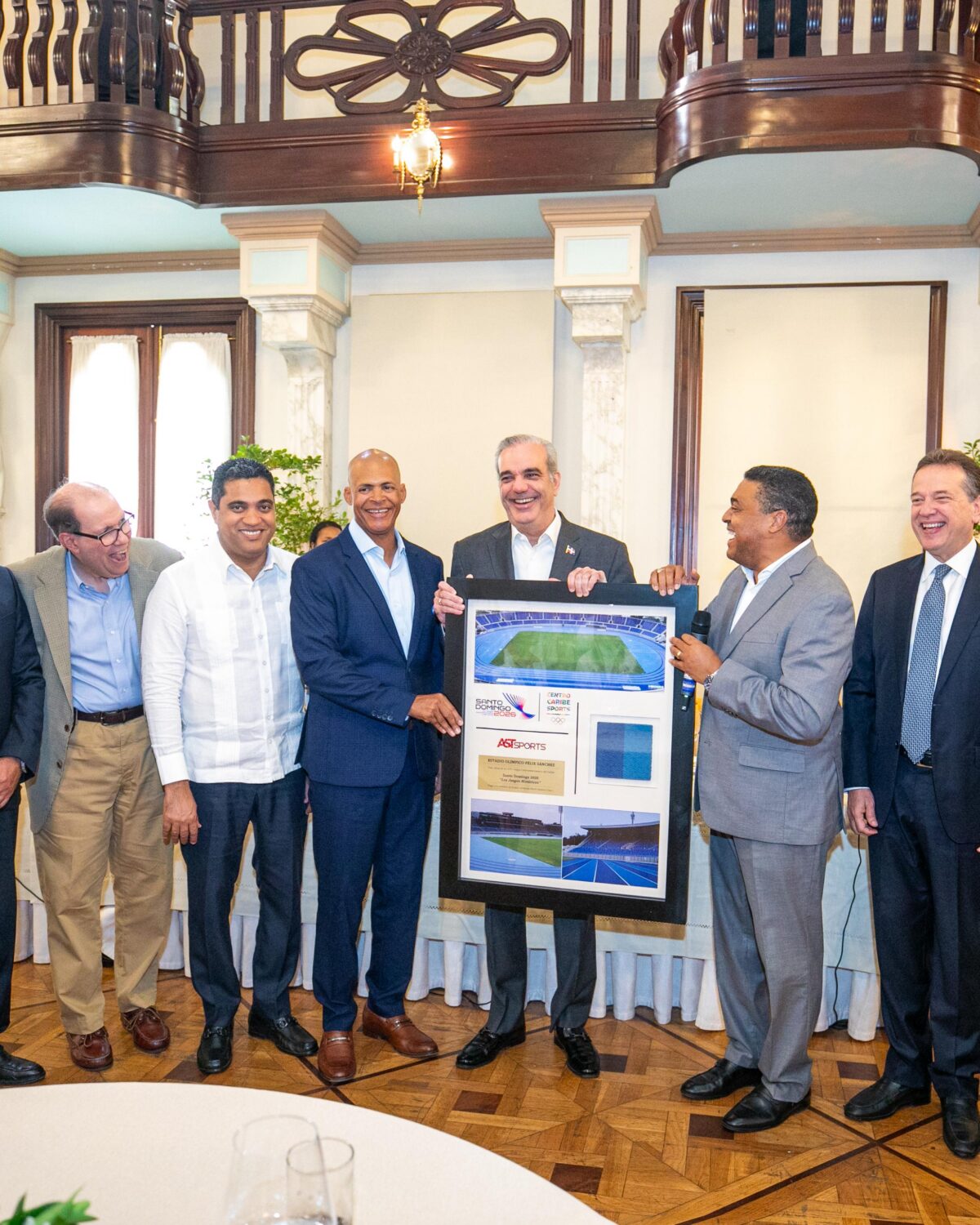 Abinader anuncia más apoyo para los atletas tras histórica cosecha de 150 medallas en Santo Domingo 2026