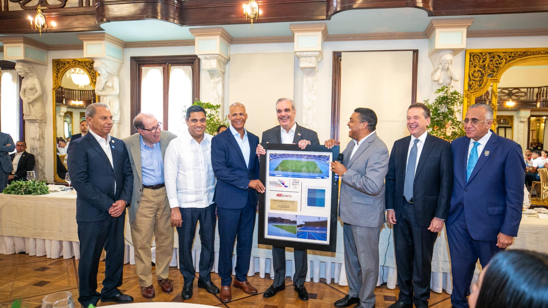 Abinader anuncia más apoyo para los atletas tras histórica cosecha de 150 medallas en Santo Domingo 2026