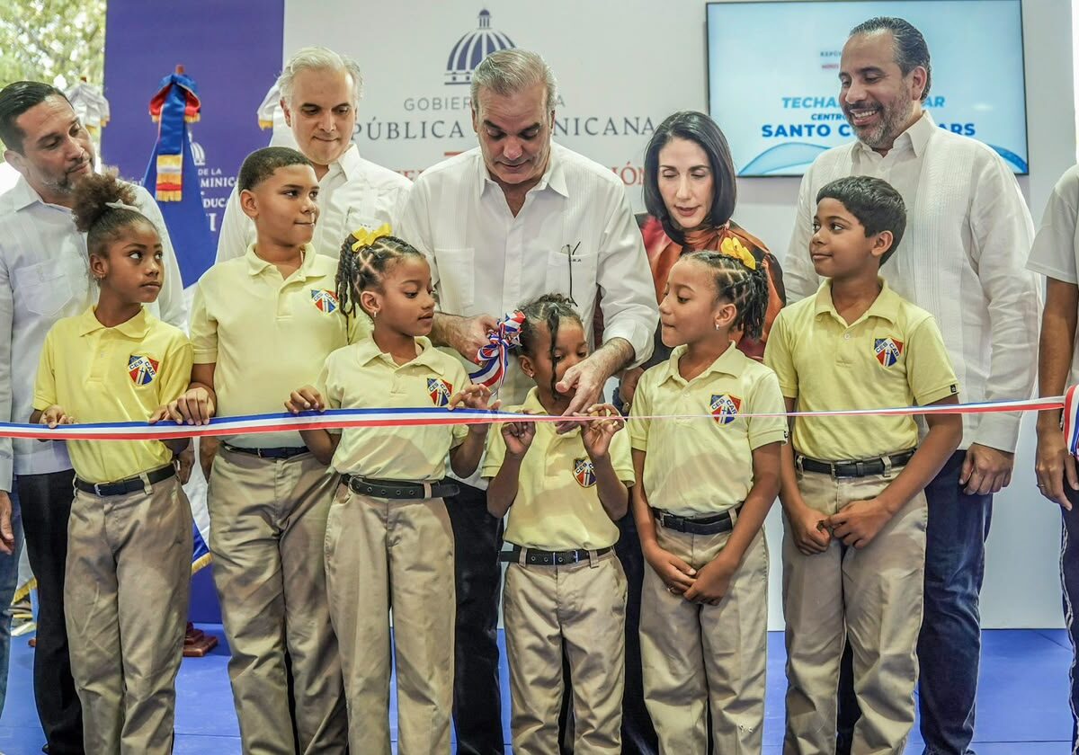 Presidente Luis Abinader e INEFI entregan polideportivo techado en el Centro Educativo Santo Cura de Ars