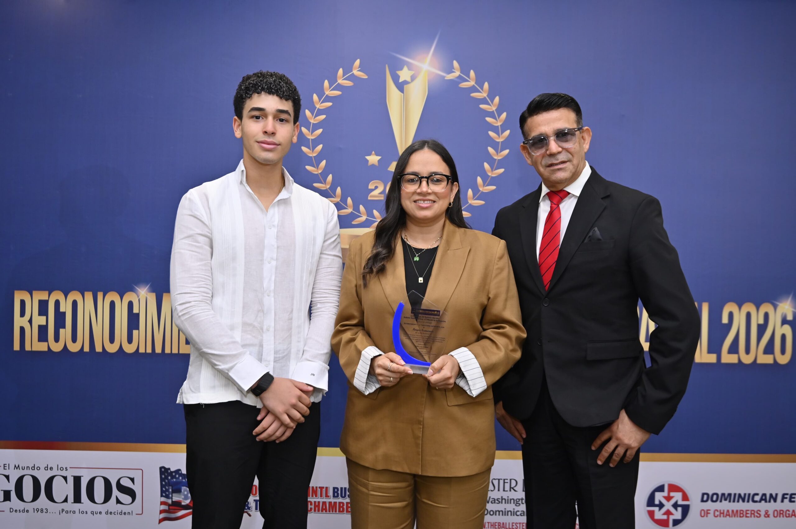 Restaurante Amigos recibe reconocimiento por sus 40 años de trayectoria y excelencia gastronómica