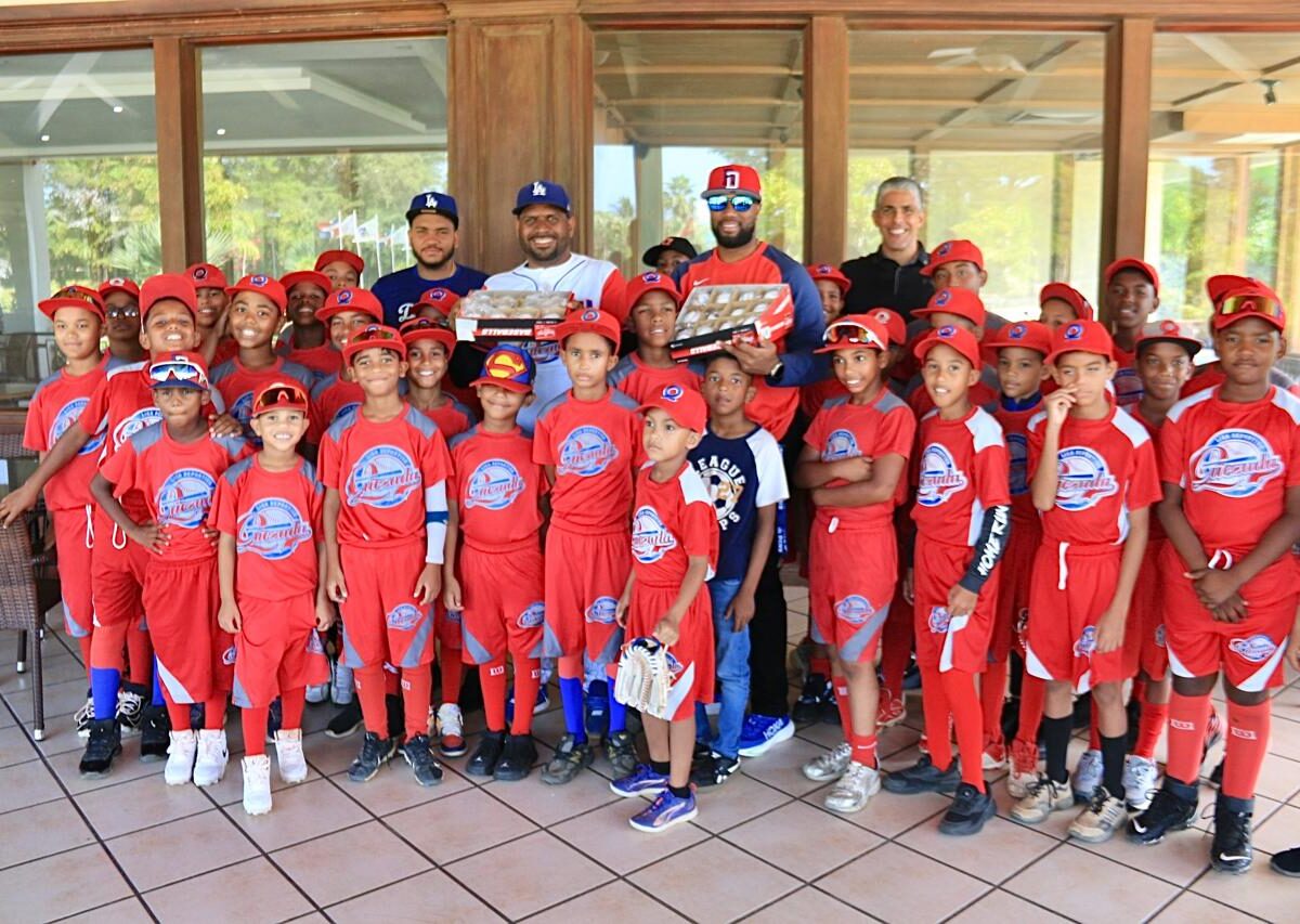 Dirección del Comisionado de Béisbol imparte charla a unos 40 niños de la Liga Quezada