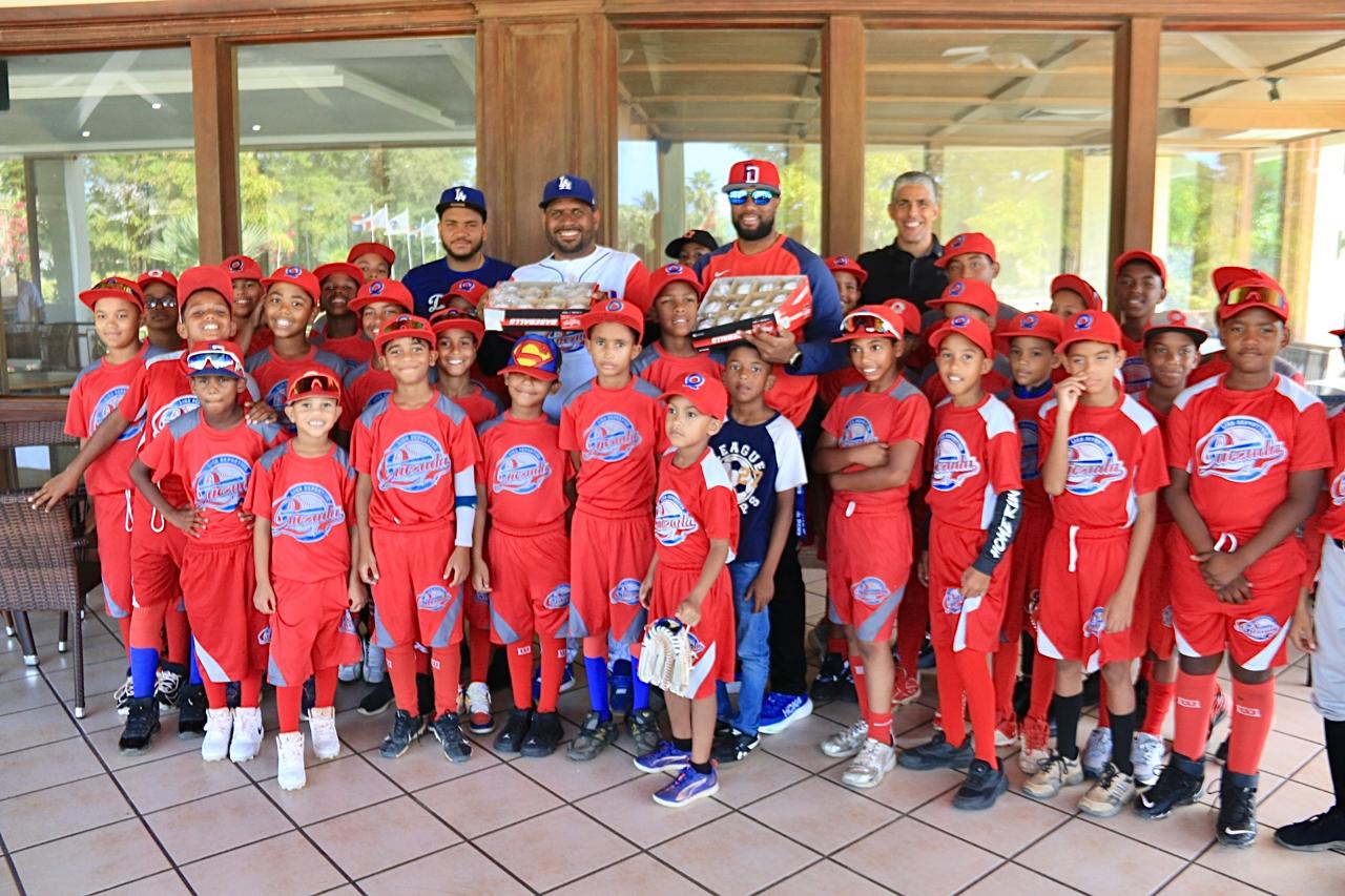 Dirección del Comisionado de Béisbol imparte charla a unos 40 niños de la Liga Quezada